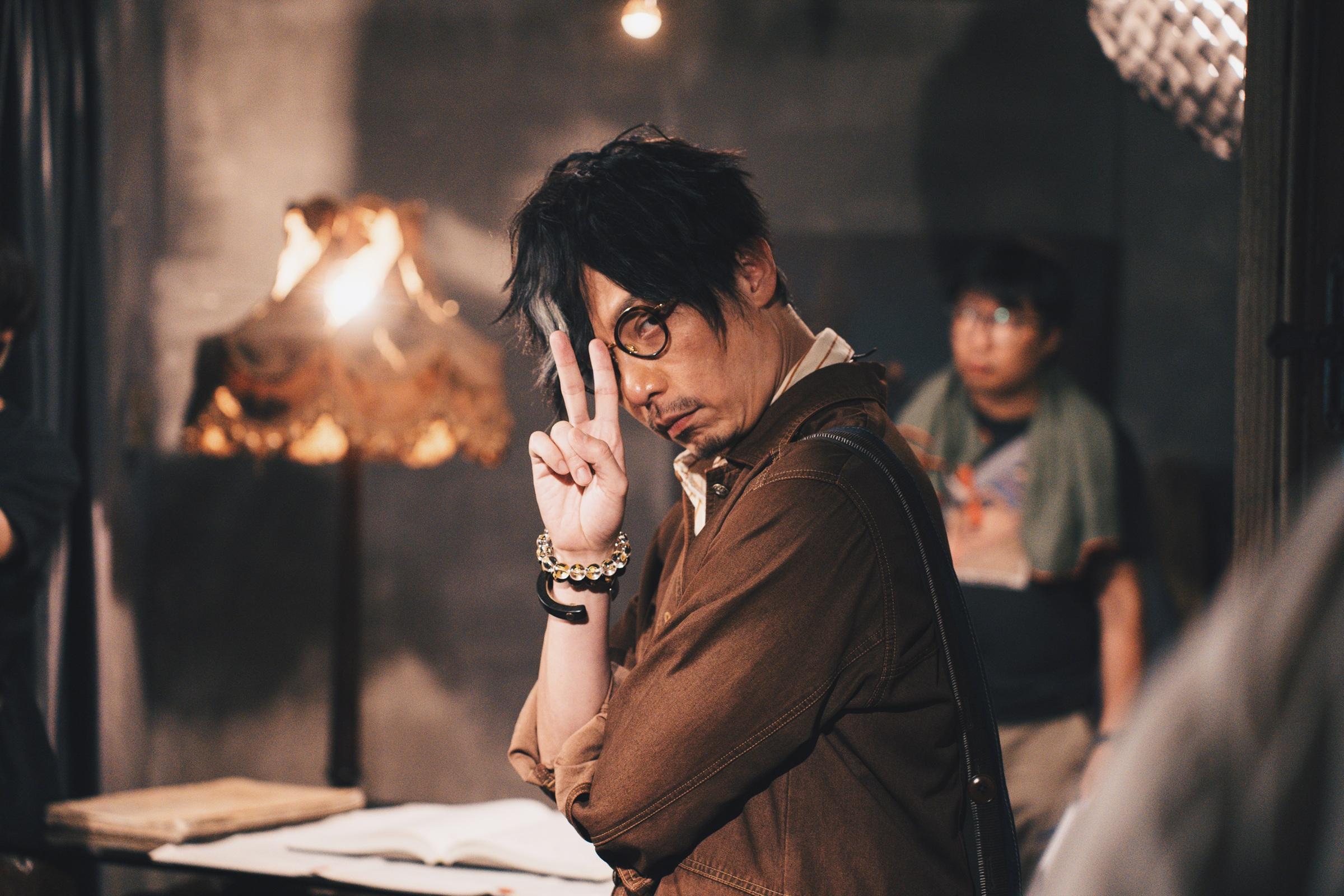 強尼自爆為打造「玄學界鄭伊健」的造型,搞到脫髮。(《弊傢伙!我要去祓魔》劇照)