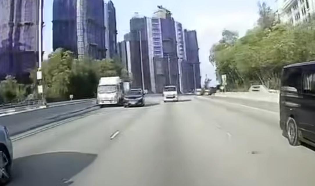 屯門公路發生驚險交通意外。(fb「屯門公路塞車關注組」截圖)