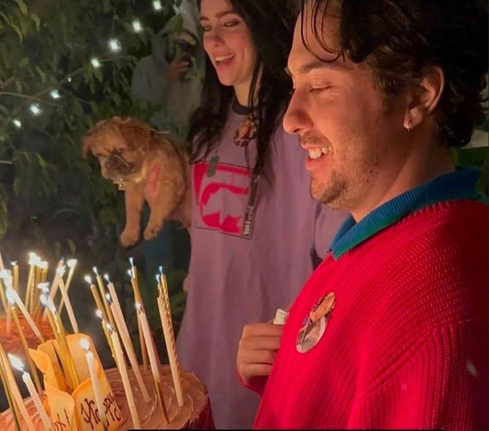 Nat Wolff的襟章,印上他自己與Billie Eilish的童年照。