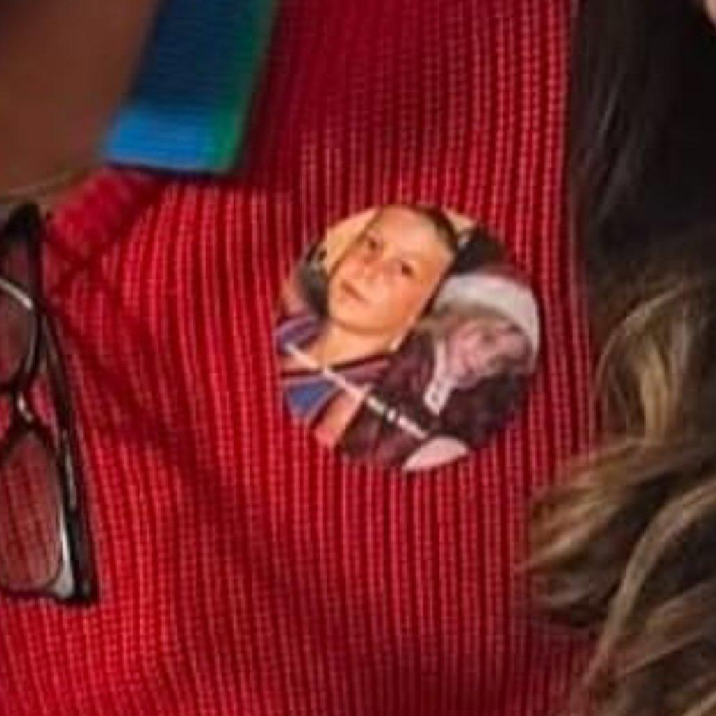 Nat Wolff的襟章,印上他自己與Billie Eilish的童年照。