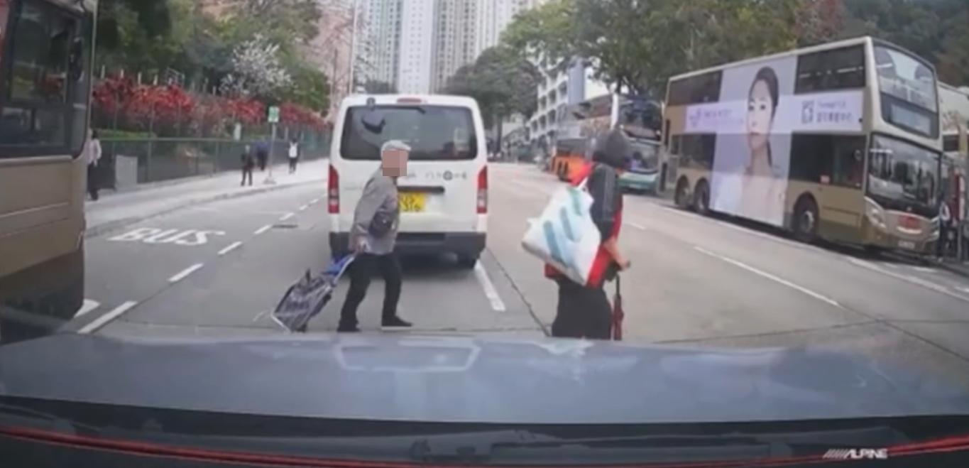 斧山道兩長者連環捐車罅險被撞。(fb「車cam L(香港群組)」截圖)