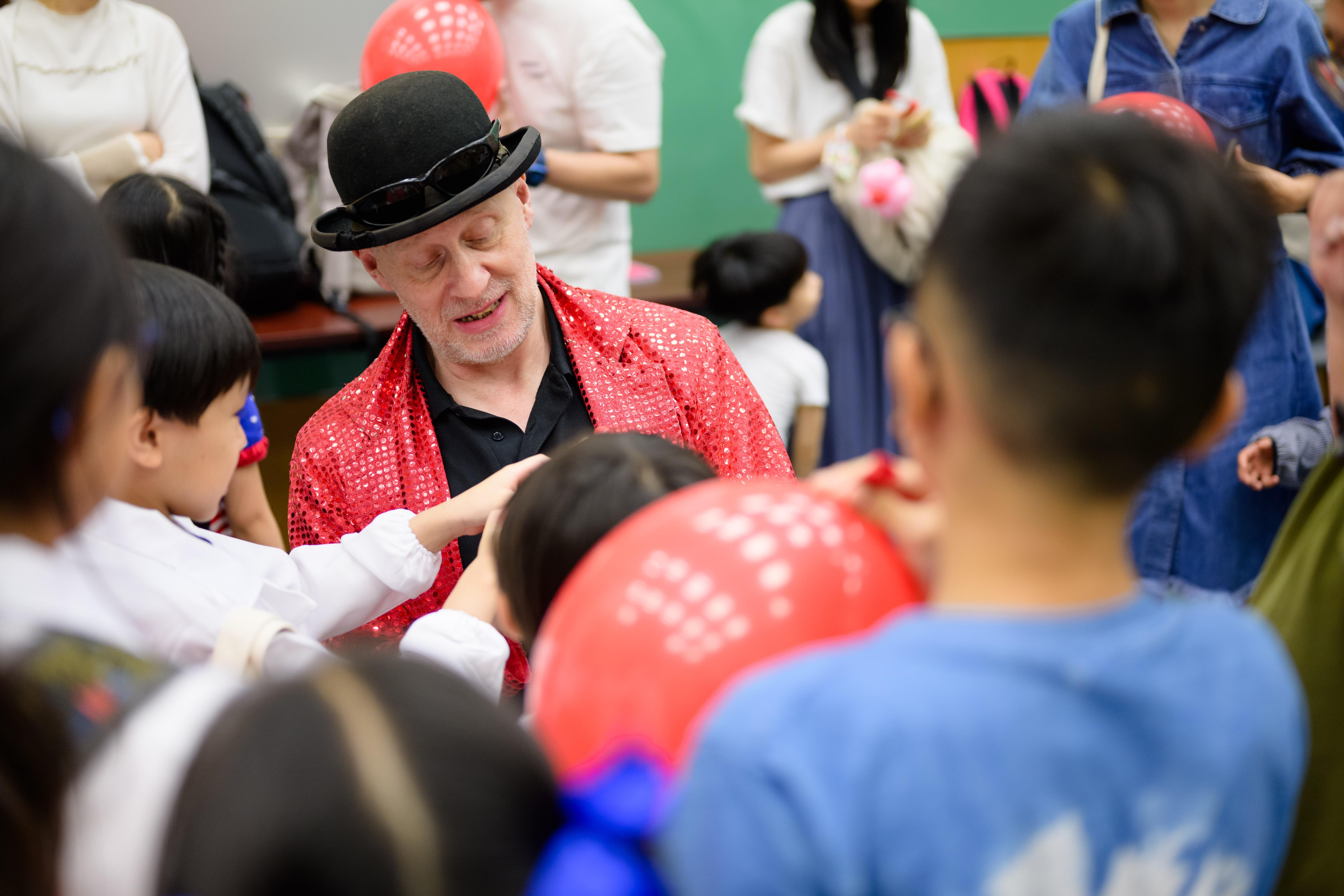 Science Made Simple團隊將展示一系列簡單易學又充滿趣 味的科學實驗,小朋友不僅能在現場親身體驗,更可將這些實驗帶回家中與親朋好友分享。