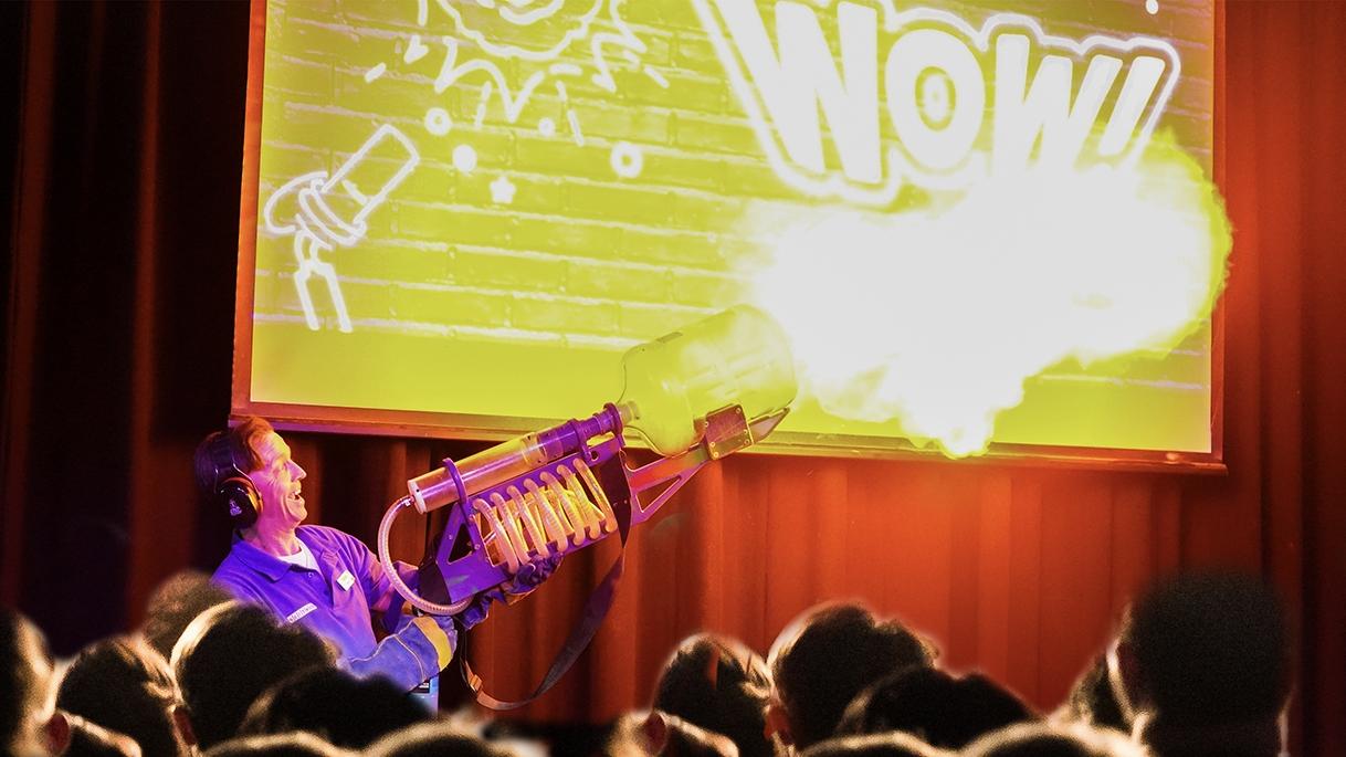 參與由Scitech Discovery Centre帶來的「科學感嘆號」科學劇場,體驗令人驚嘆的科學示範,進入由火焰等元素構成的奇妙世界, 並學習如何安全地進行實驗。