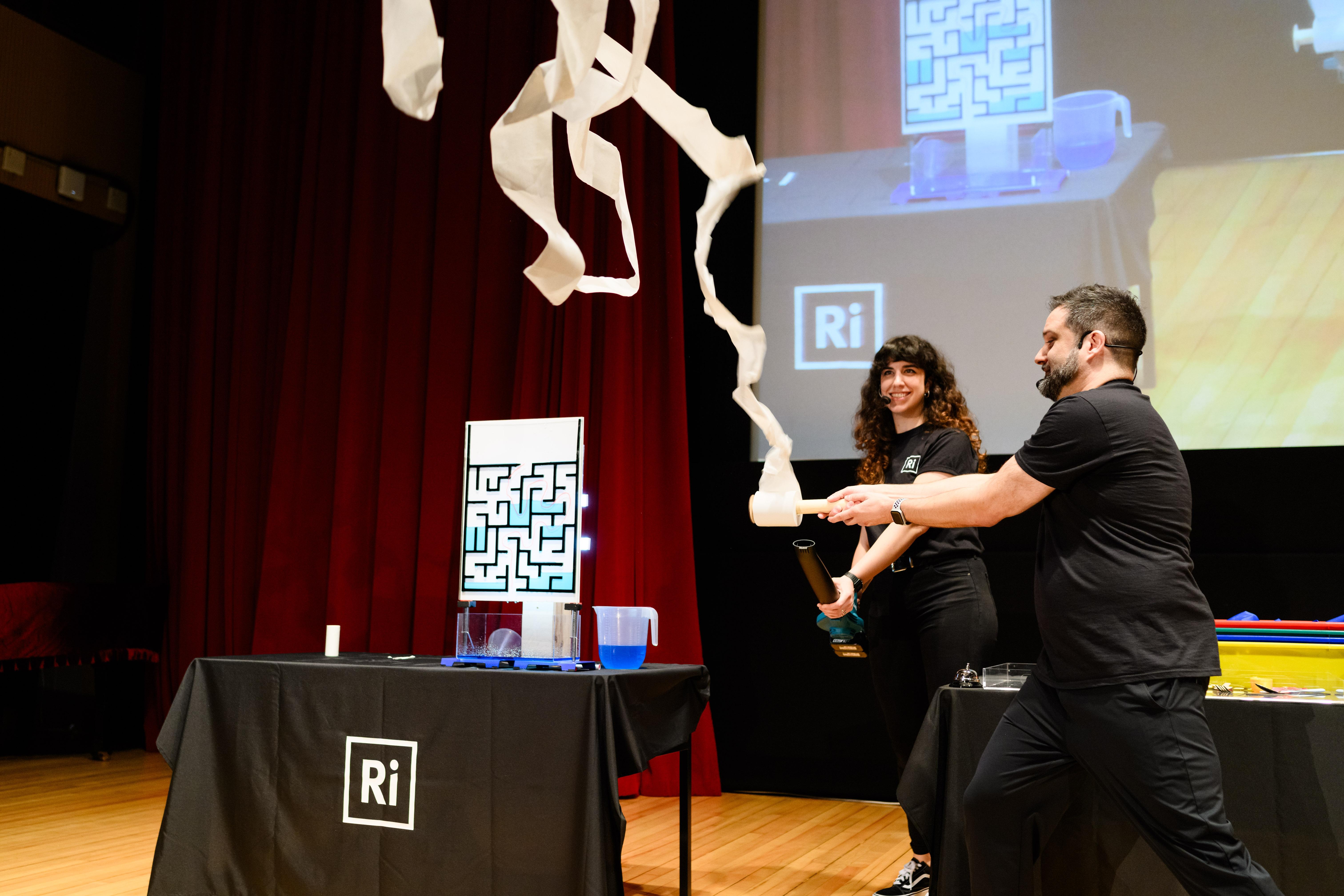 來自英國皇家學會(The Royal Institution)的一班科學傳意者Michael Cutts、Judit Agui及Jason Le將引領觀眾深入探索食物在人體內的消化過程。這場名為「食物奇遇記」的沉浸式體驗,將揭示人體如何代謝各種食物,並探討過程中可能發生的各種狀況。