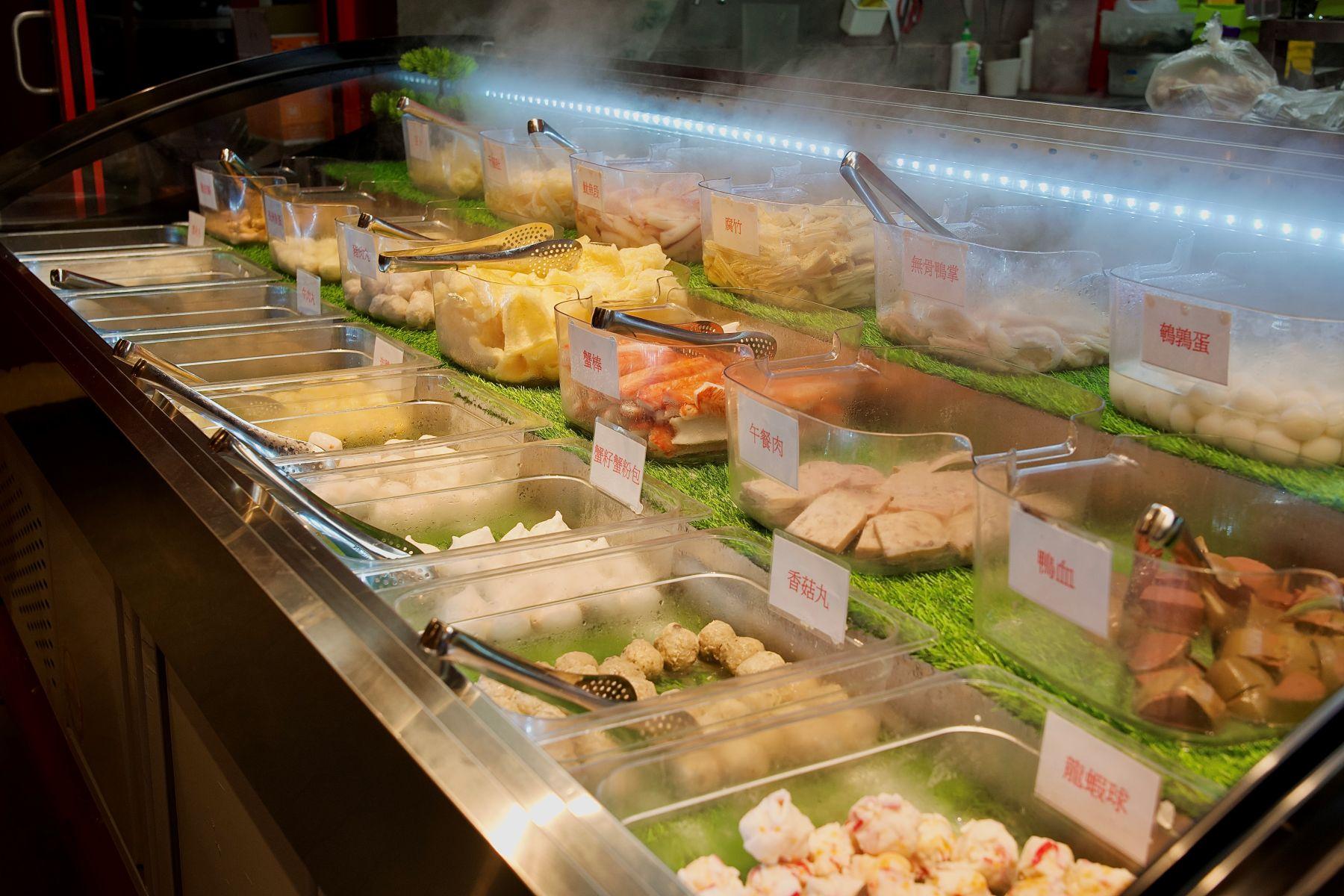 晚市放題更有升級海鮮供食客自取,包括大頭蝦、鮑魚、大閘蟹、沙白、廣島蠔、灰蜆、 墨魚仔及脆鯇片等。