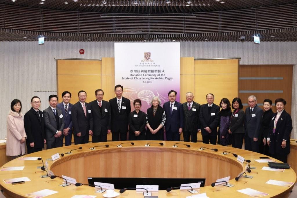 中大蔡永業腦神經科學研究所舉行捐贈儀式,銘謝蔡梁桂釗慷慨捐贈。(中大提供)