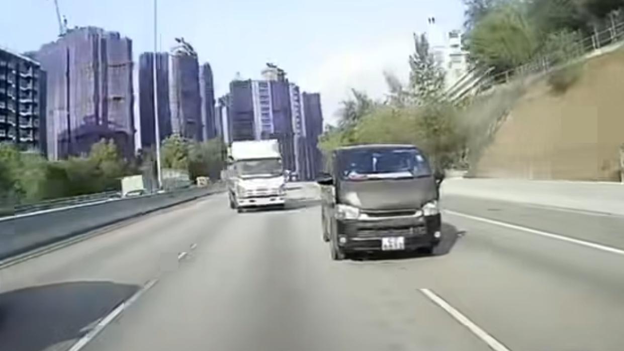 屯門公路發生驚險交通意外。(fb「屯門公路塞車關注組」截圖)