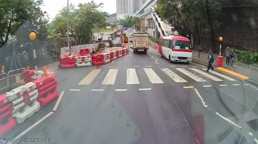油塘發生校巴撞倒學生意外。(fb「車cam L(香港群組)」截圖)