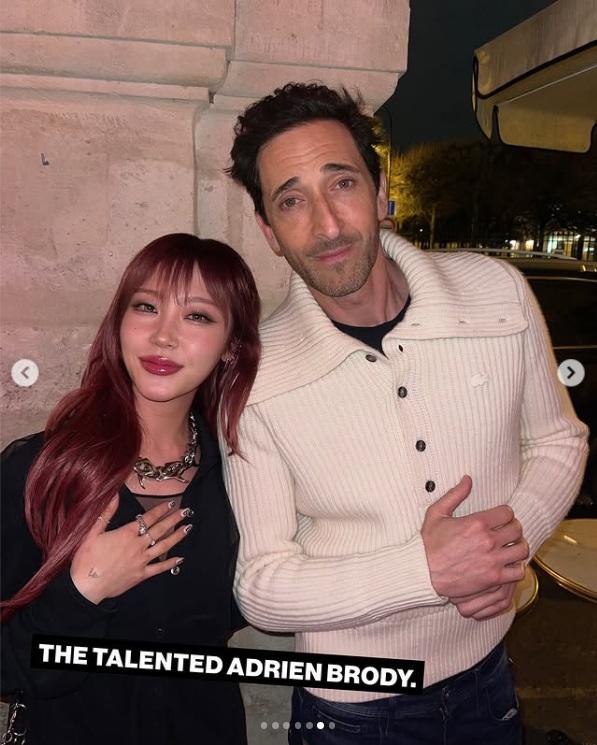 Heyoon成功與出爐奧斯卡影帝艾哲倫保迪合照。