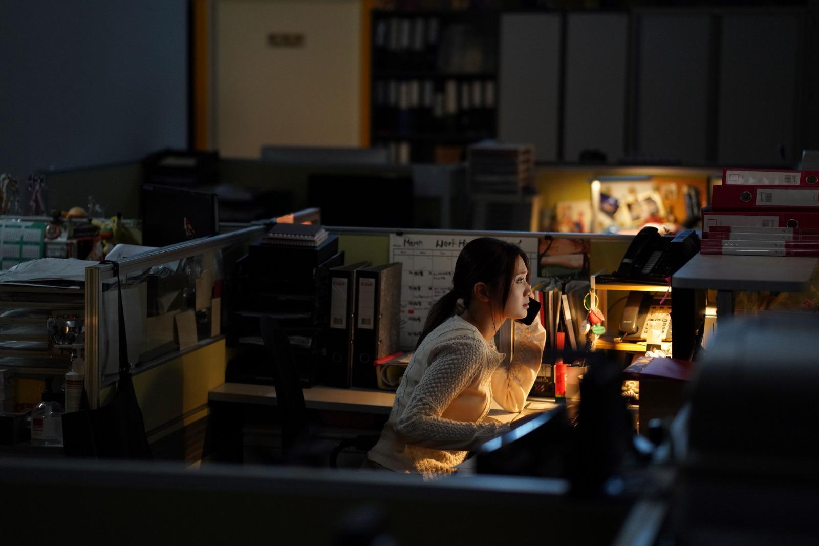 Cath飾演的寫字樓一族需頻頻加班,更於晚上在公司遇上連串怪事。