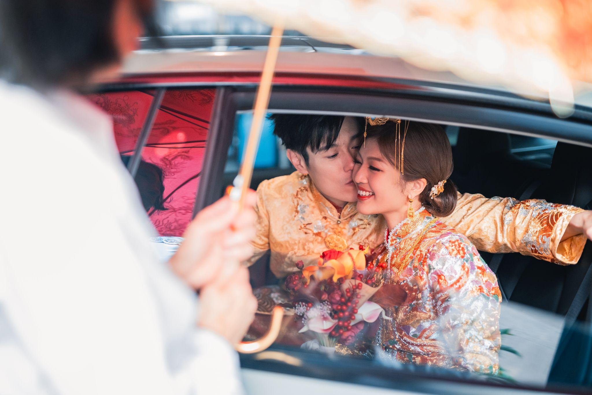 Wilson昨日早上精神奕奕穿上中式金色禮服接新娘。