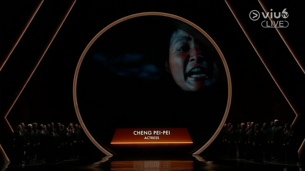 憑《臥虎藏龍》蜚聲國際的香港已故演員鄭佩佩,亦在悼念片段中「現身」。