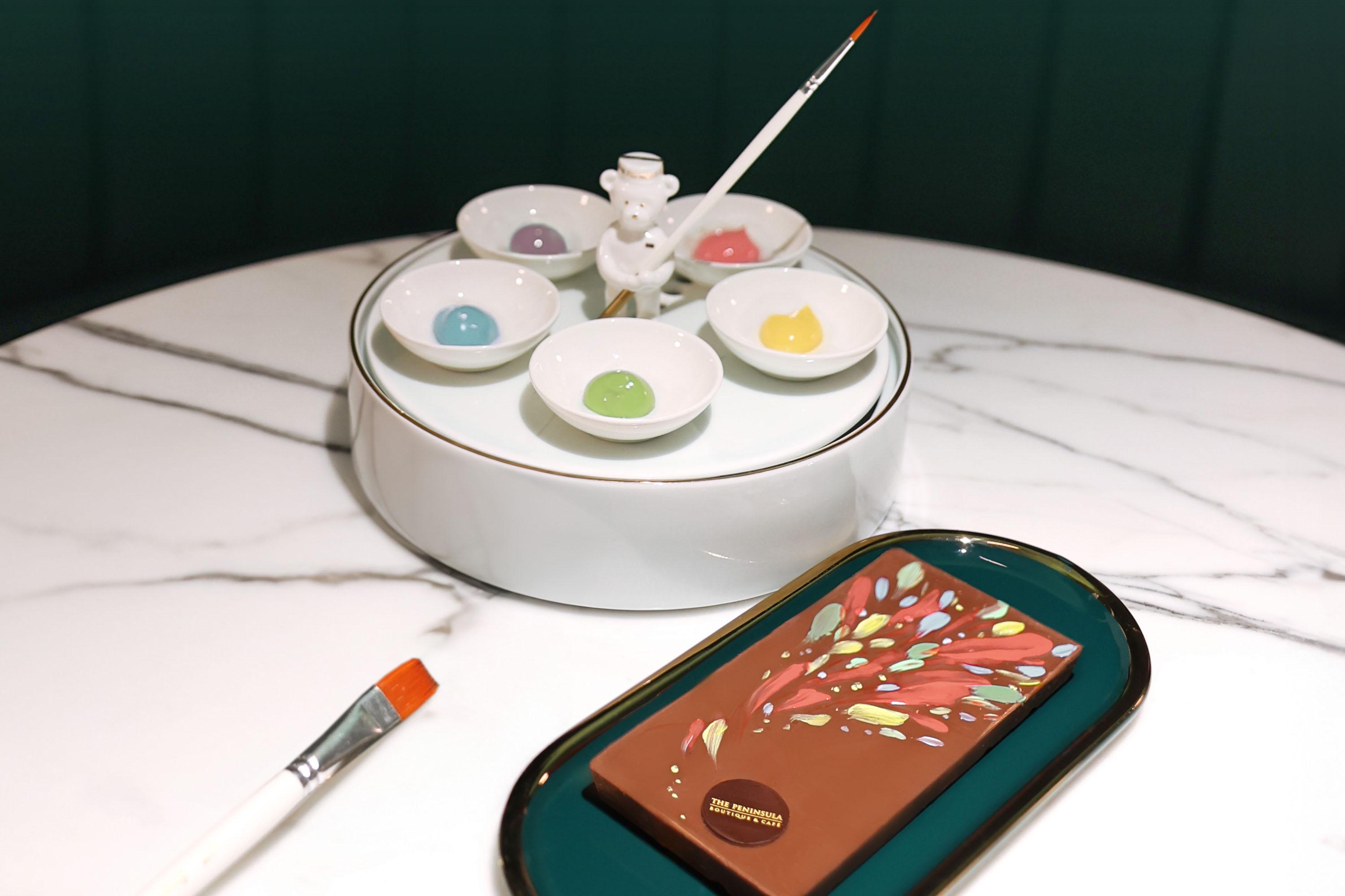 咖啡廳賓客專屬體驗創作朱古力畫(每位附加$200),時段為90分鐘,須預先訂座。