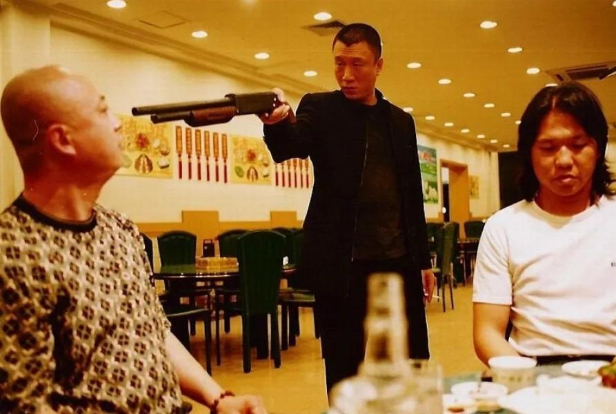 《征服》中,孫紅雷飾演黑幫頭領劉華強,用槍直指對手挑釁的一幕,氣氛緊張,一觸即發。觀眾讚賞孫紅雷的每個細微表情及動作,都演繹得恰到好處。(網上圖片)