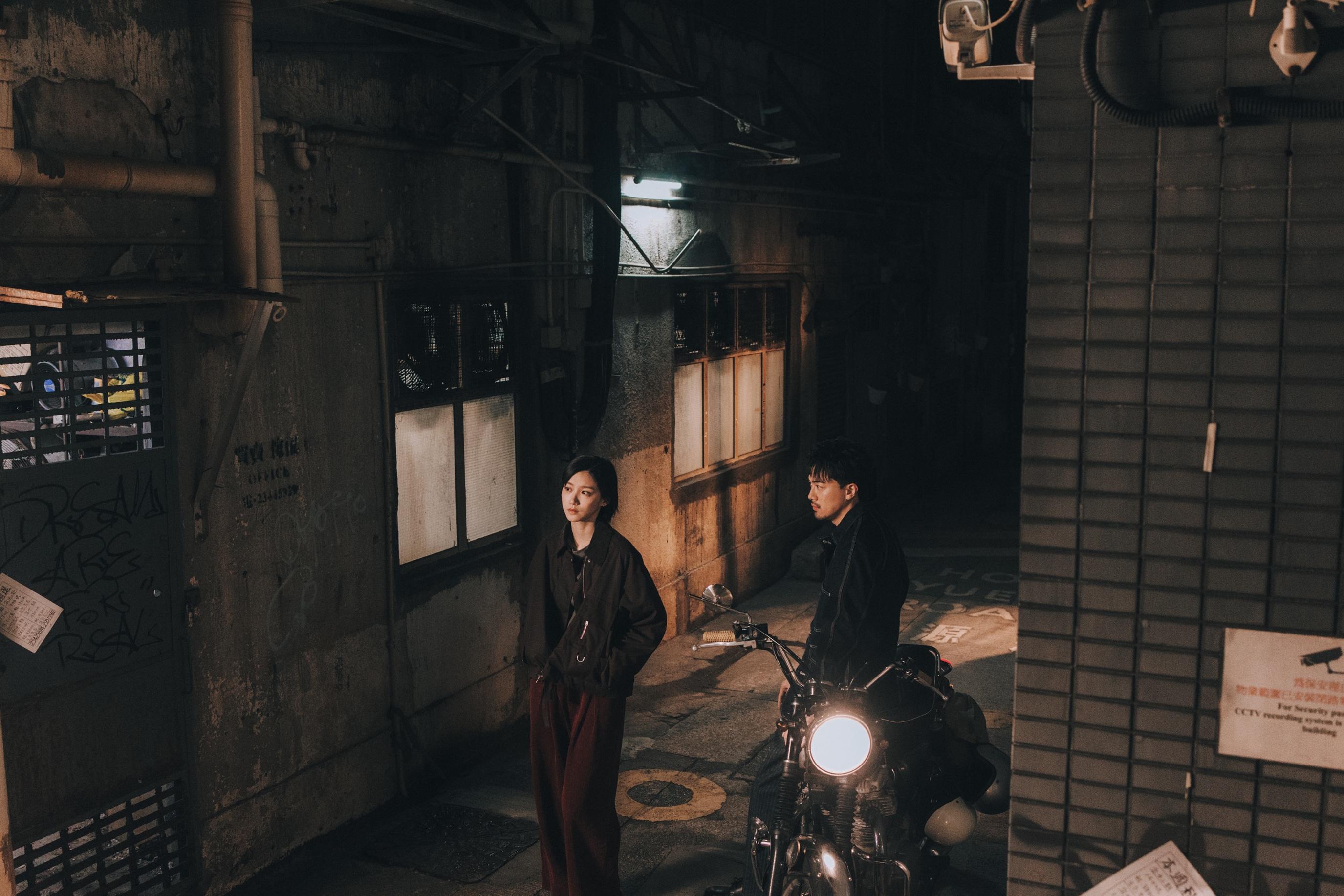 袁澧林與胡卓希回到當年「愛情三部曲」觀塘場景拍《你流淚所以我流淚》MV。