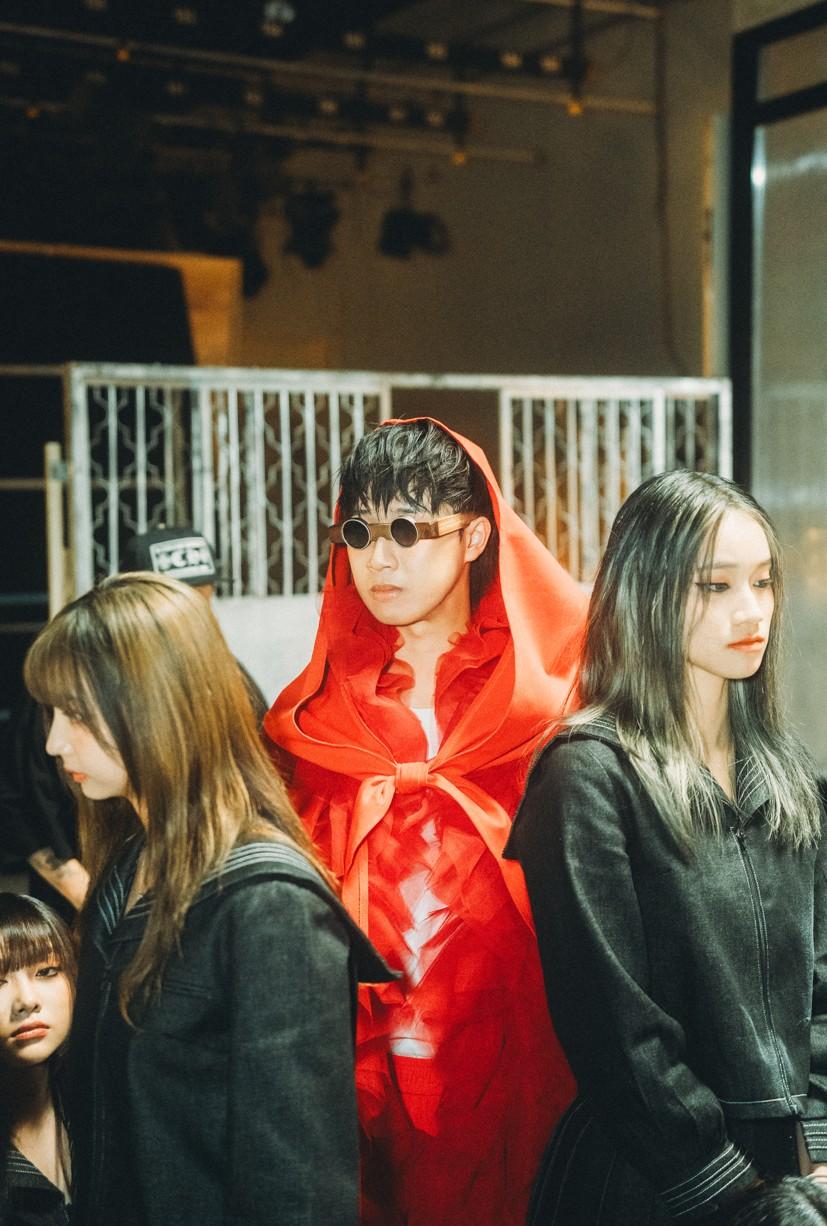 MV為扣緊畫面,Felix的衣著亦一絲不苟。