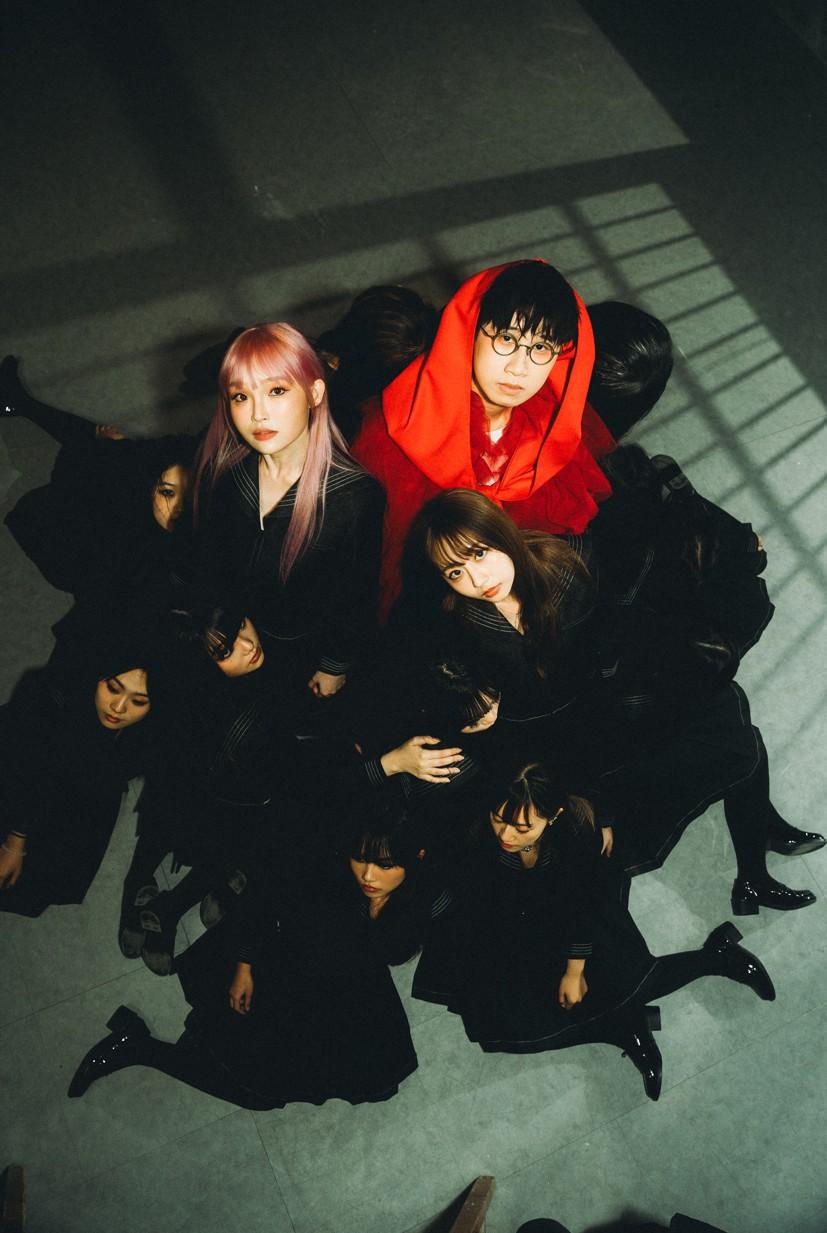 Felix獲16名女生群舞亮相MV。