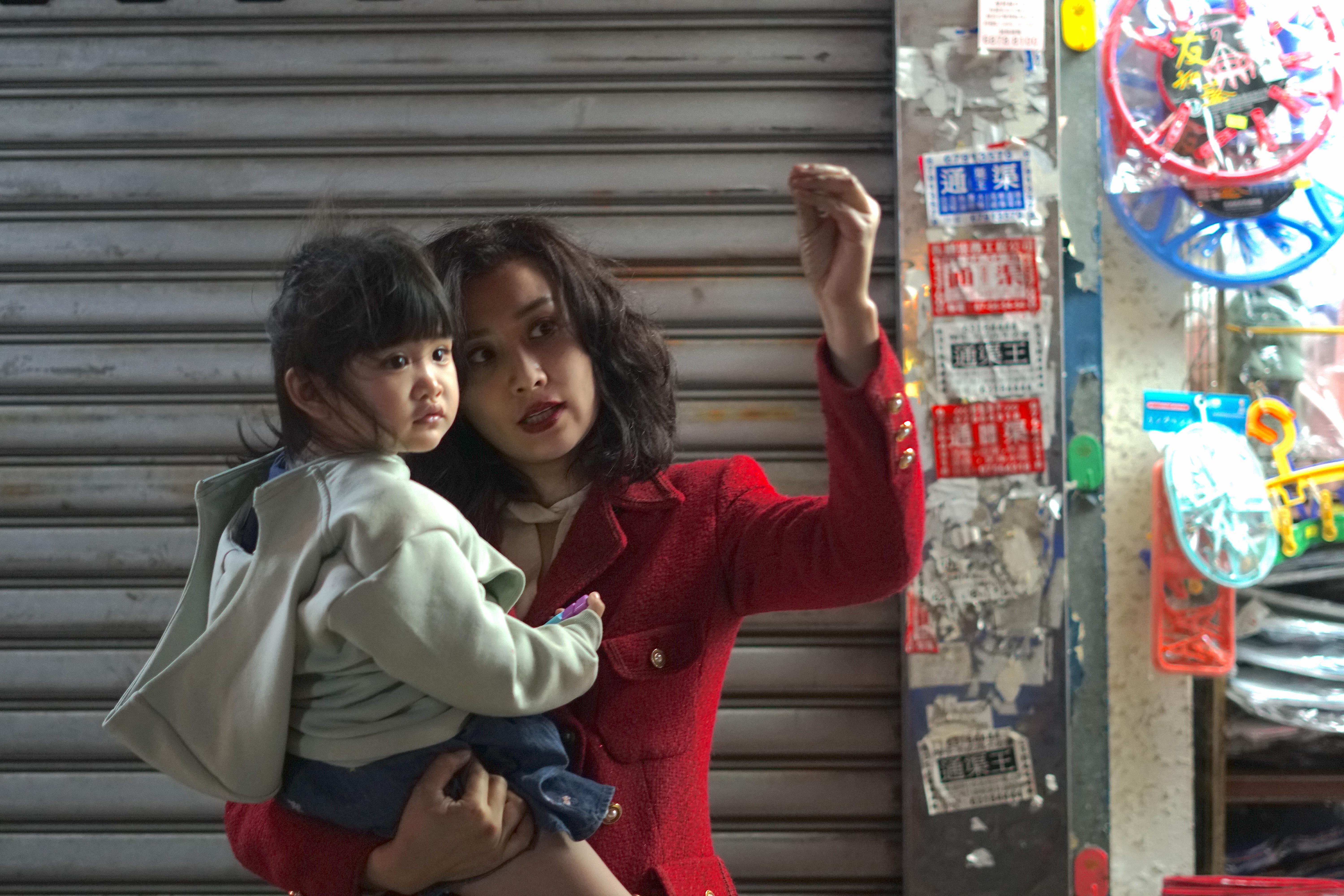 陳法拉抱住小妹妹在街上開工。