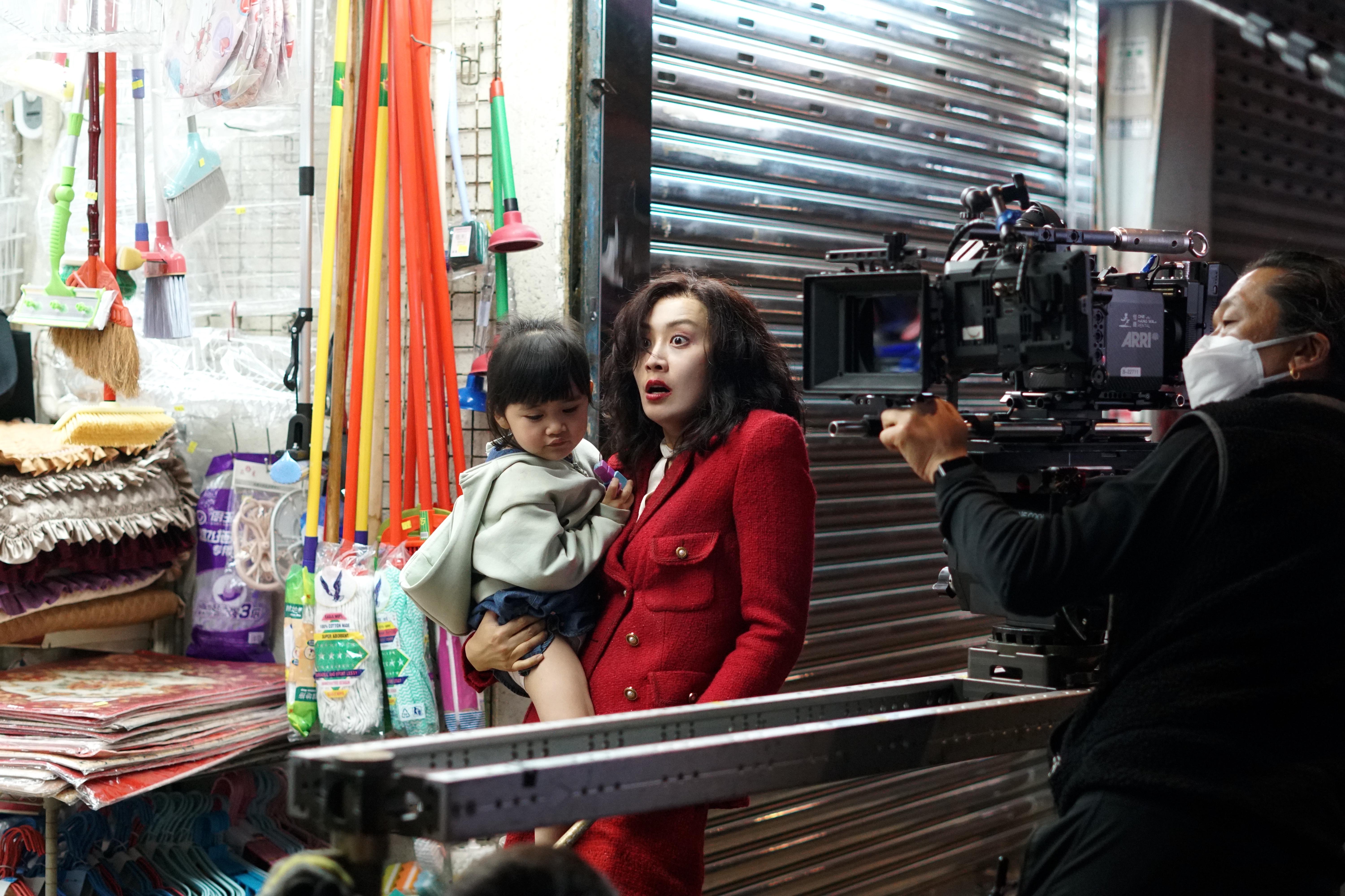 陳法拉單手抱住肥嘟嘟的小演員,指小妹妹很聚手甚頗考其臂力。