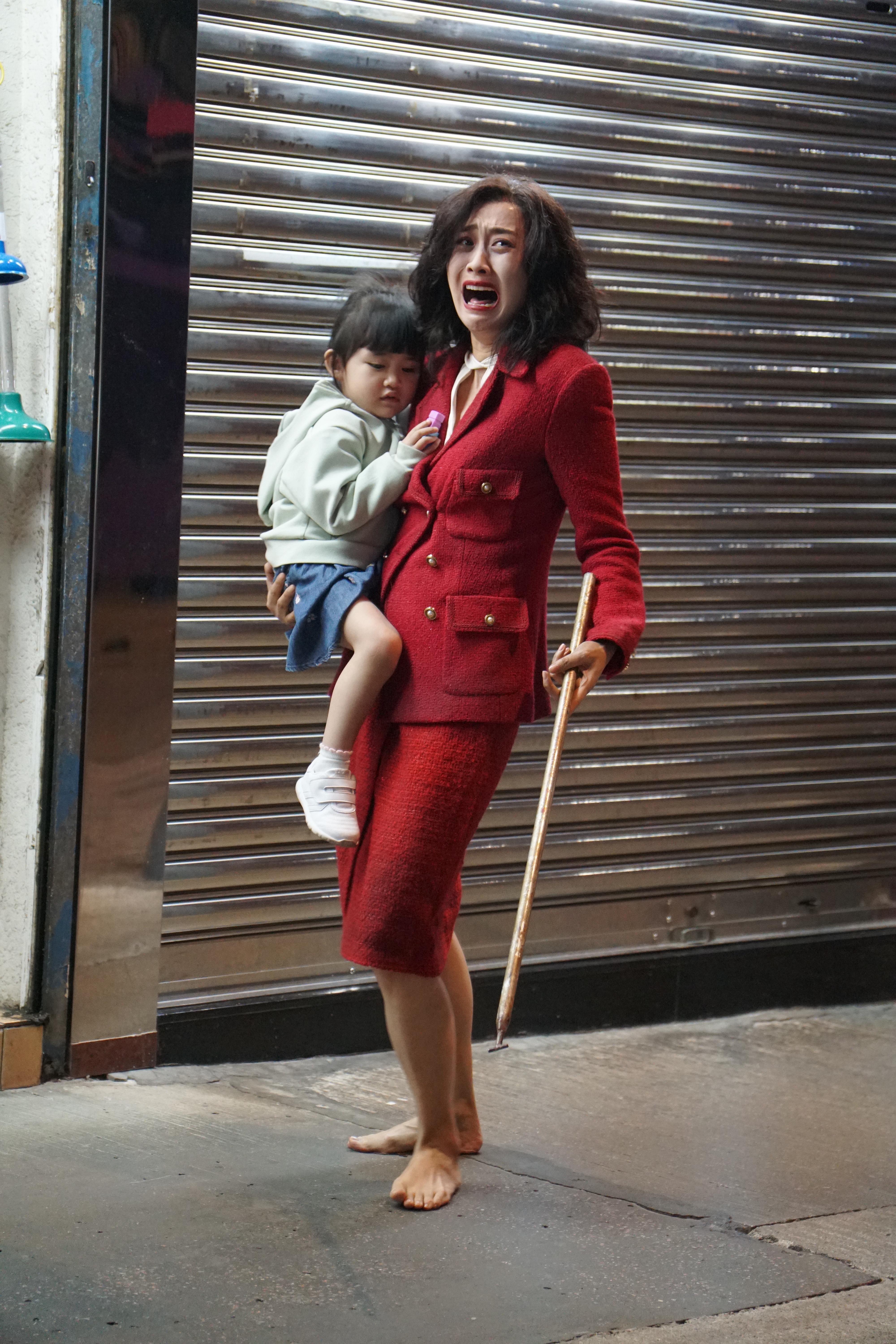 陳法拉為這場戲於夜深街頭赤腳演出。