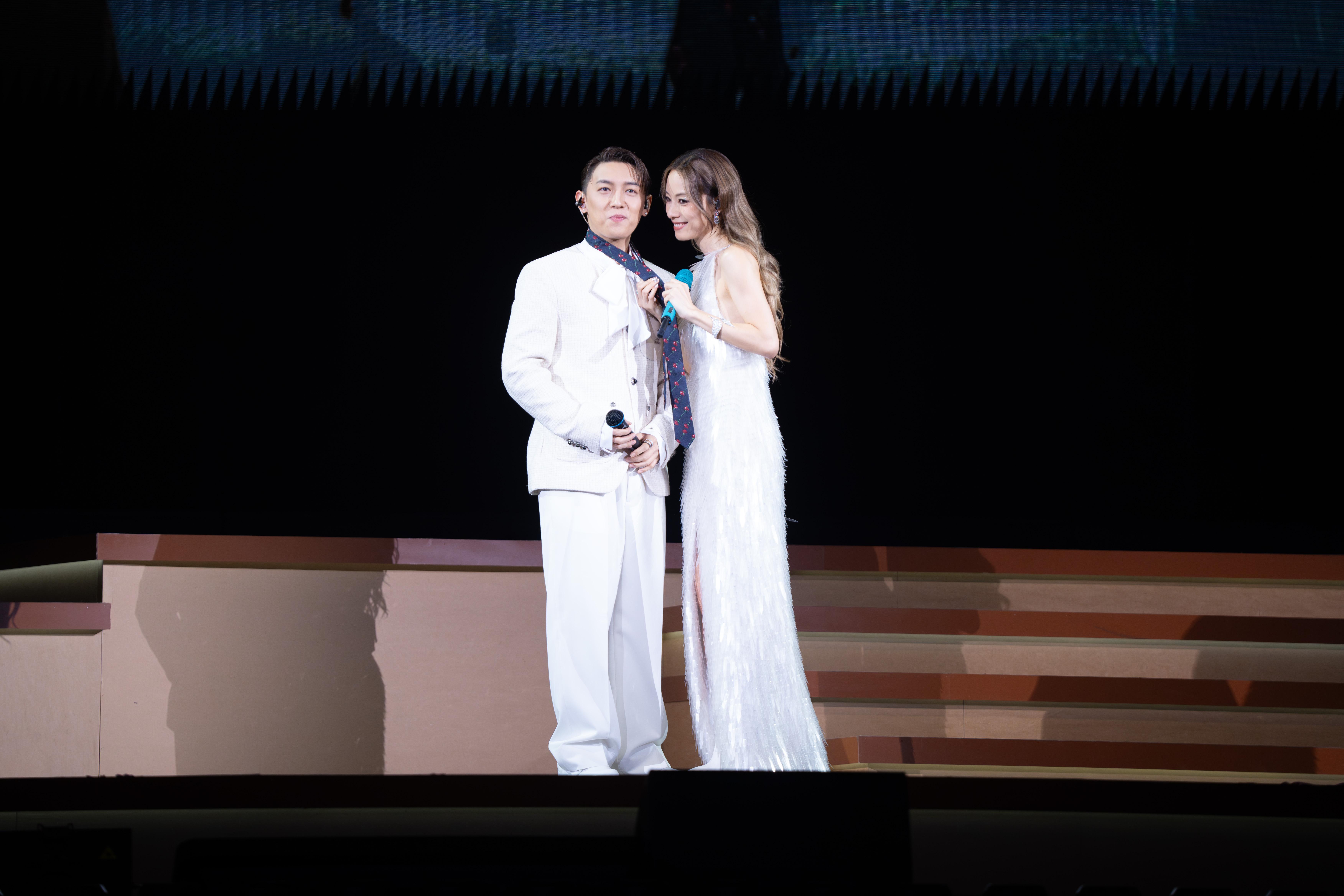 還原調情戲,MC害羞得一秒耳紅,非常搞笑。