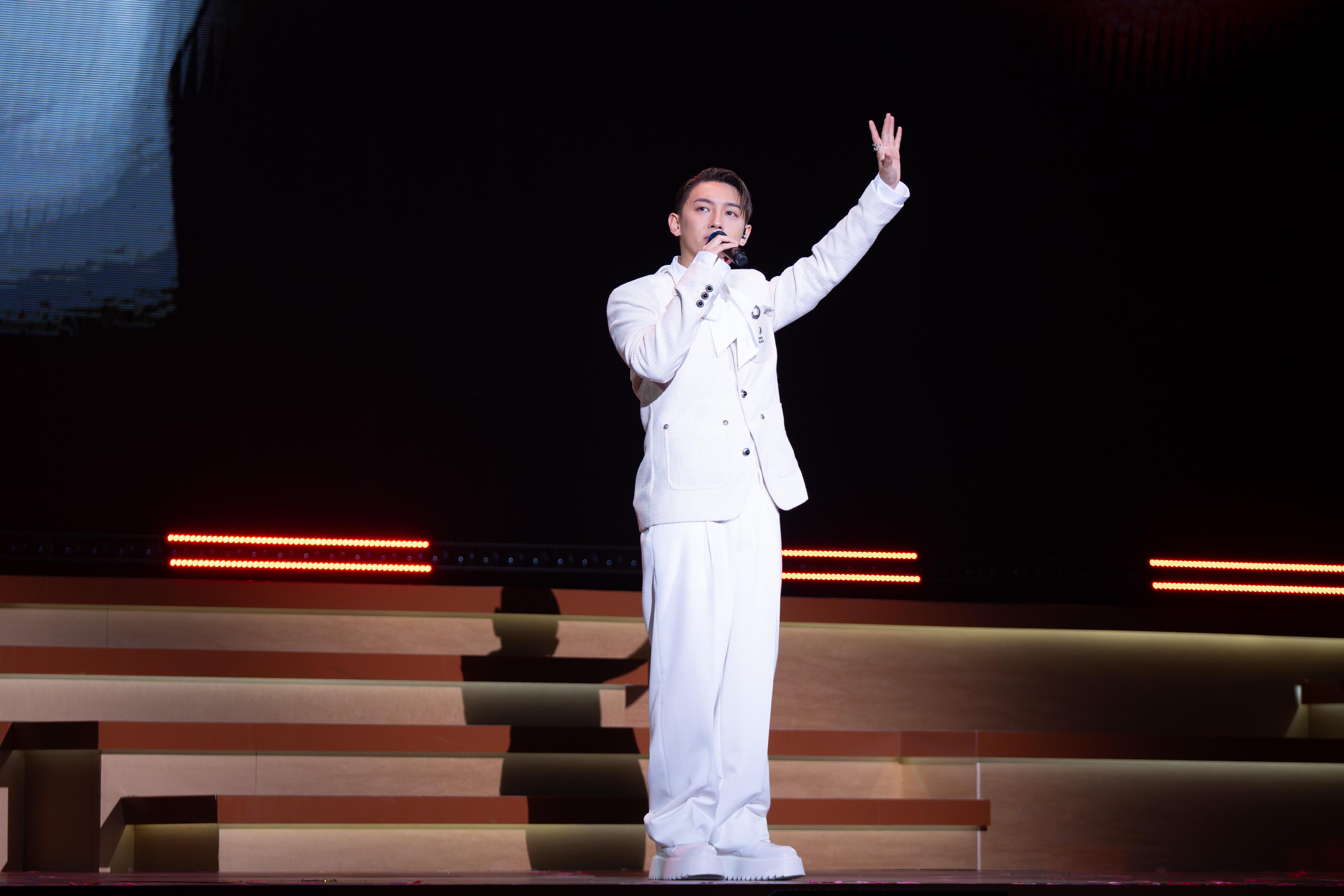 MC演唱新歌《說謊者》。