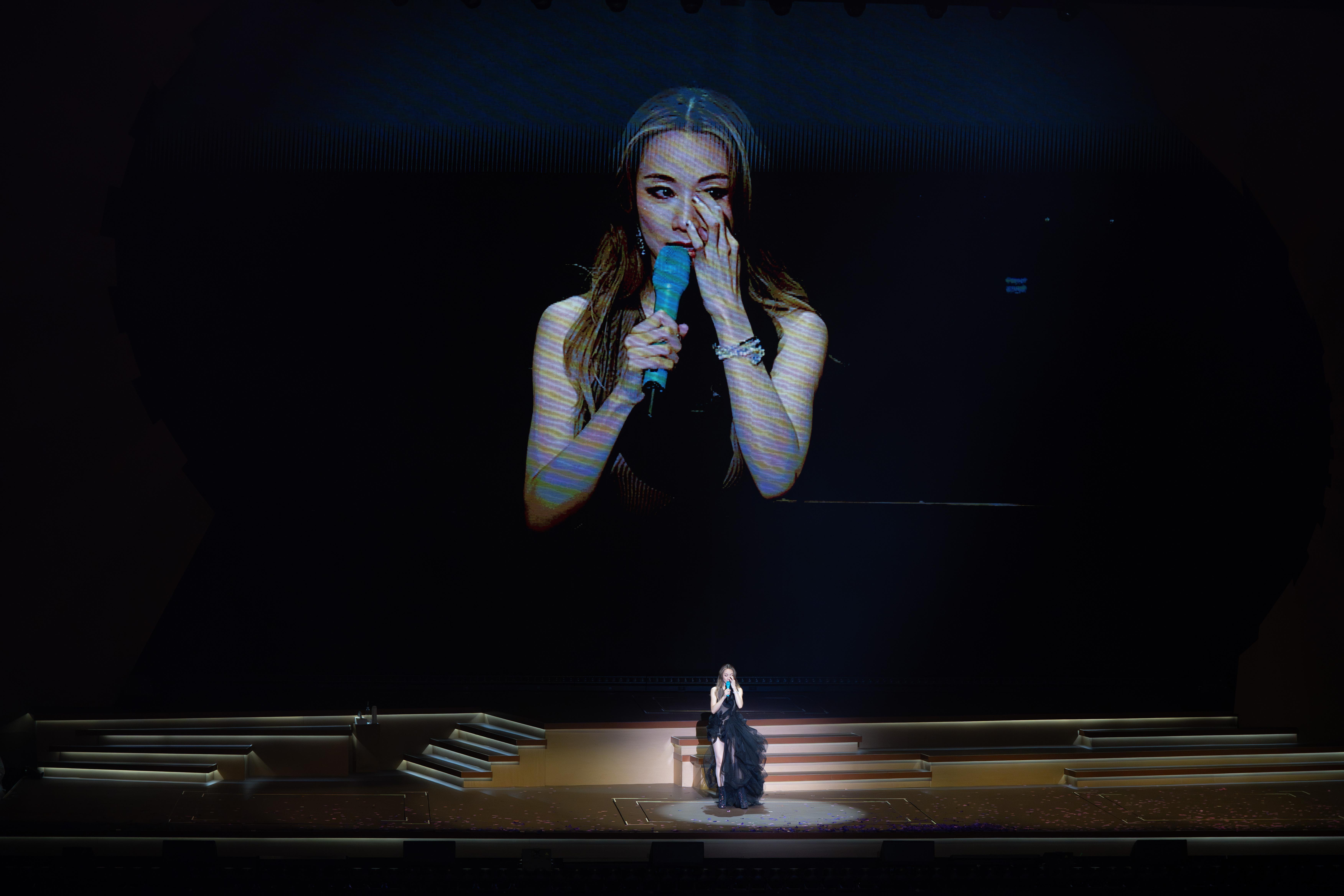 鄧麗欣第二場紅館演唱又再失守。