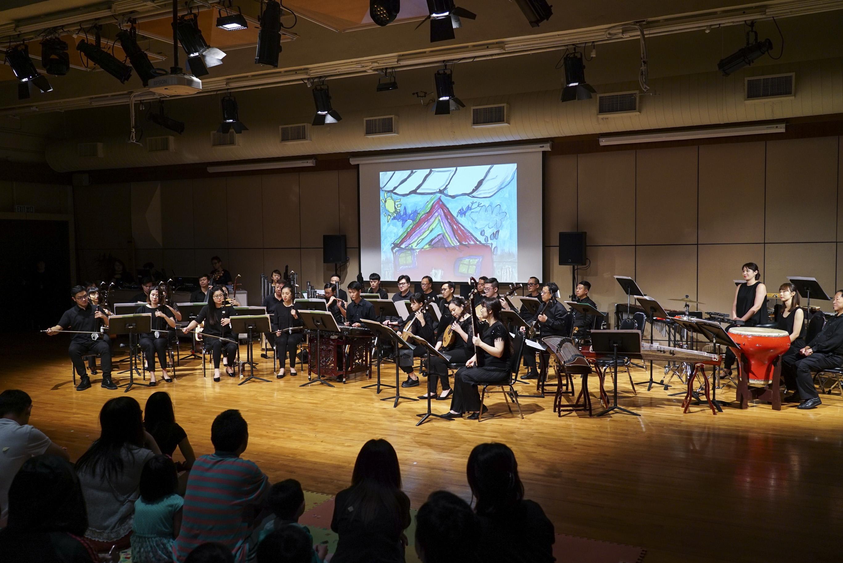 香港中樂團即場演奏《金蛇狂舞》、《空山鳥語》、《鴨子拌嘴》、《賽馬》等經典樂曲。