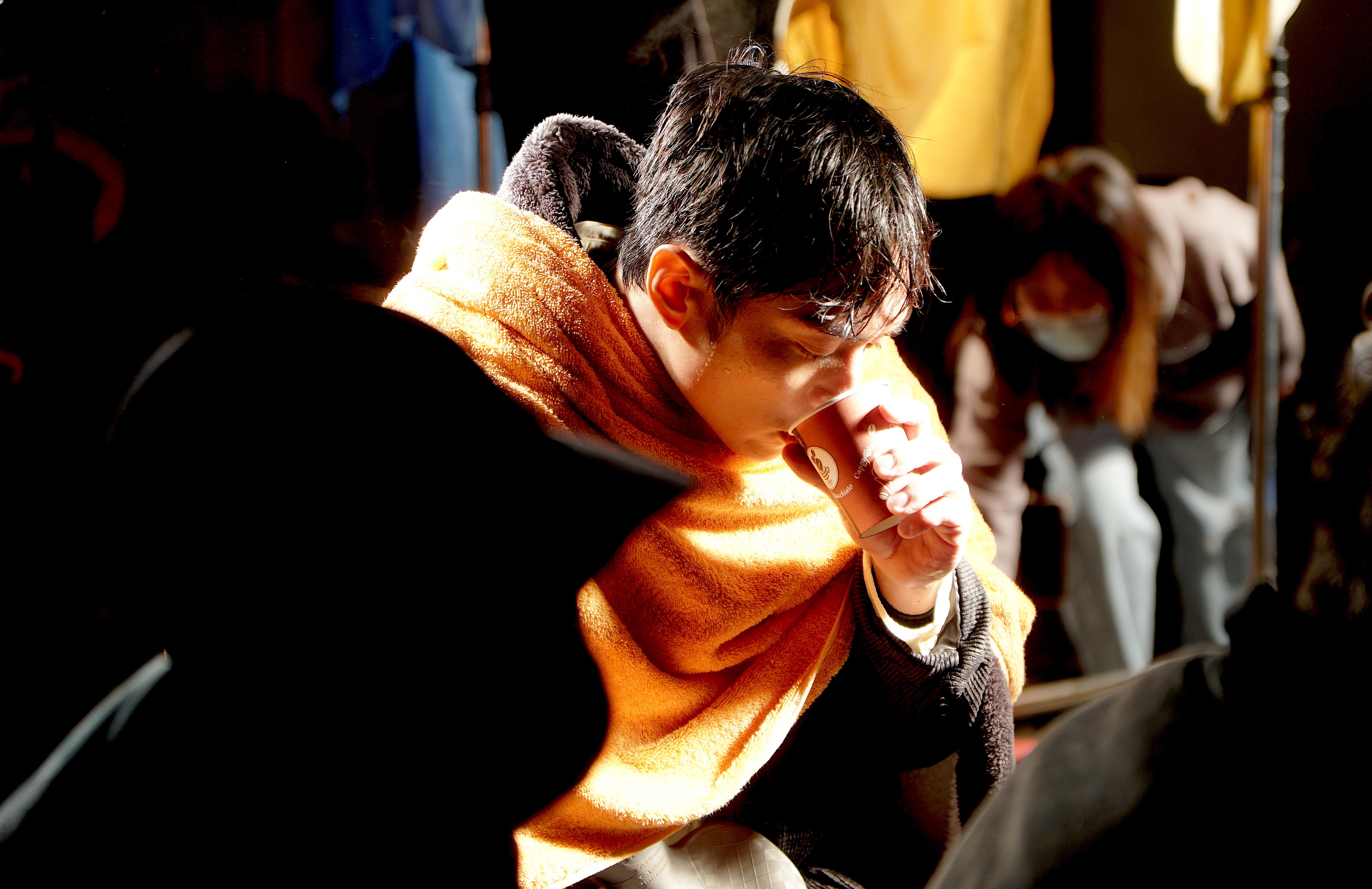 工作人員在現場預先準備薑茶、暖水袋,暖毯等讓劉俊上水時,第一時間取暖。