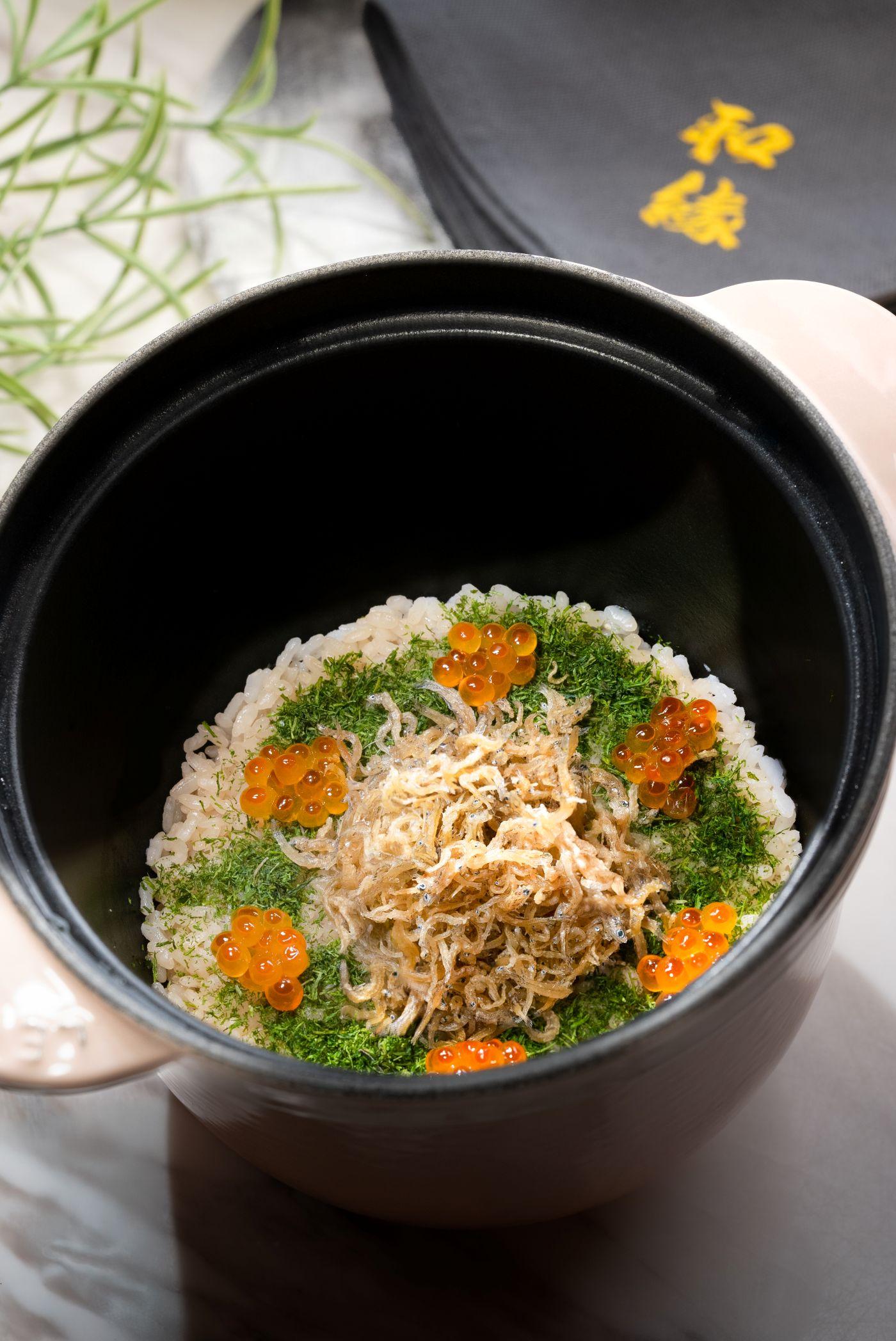 白飯魚土鍋飯:魚香突出,伴上牛蒡、有馬山椒及青海苔,白飯吸收了所有材料的香氣。