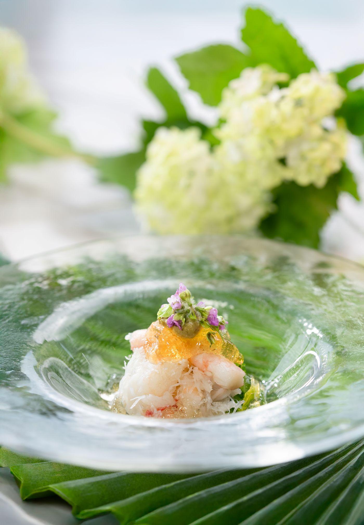 前菜「松葉蟹,胡瓜,南高梅啫喱,花穗」,蟹肉細緻鮮嫩,啫喱的梅子酸香吊出清新爽口之感。