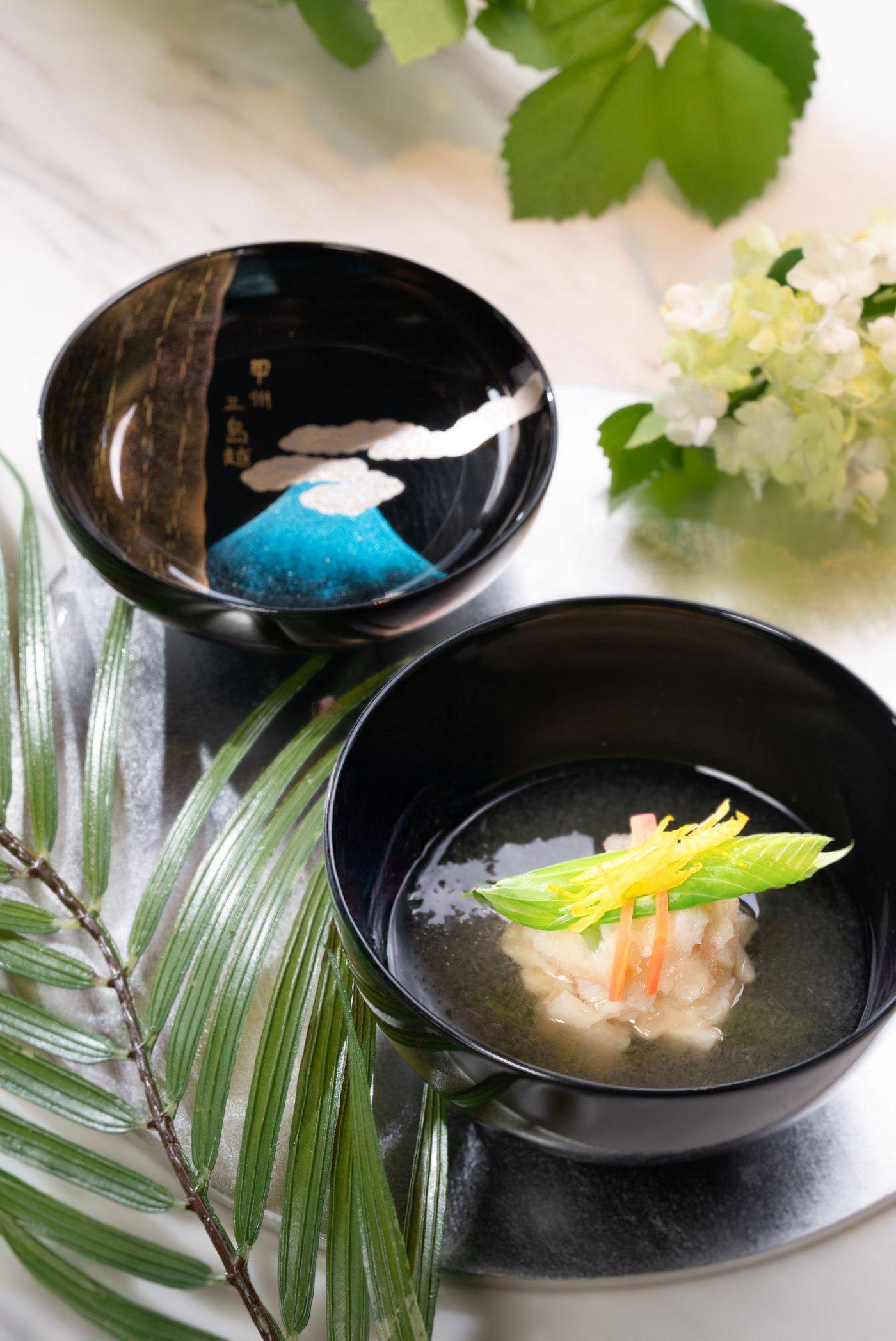 碗物:配上帆立貝真丈、聖護院蕪菁、京人參、大葉擬寶珠以及柚子,清新脫俗。