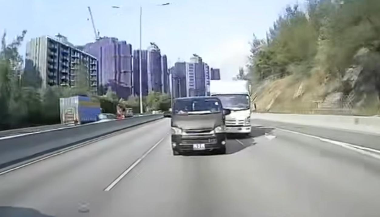 屯門公路發生驚險交通意外。(fb「屯門公路塞車關注組」截圖)