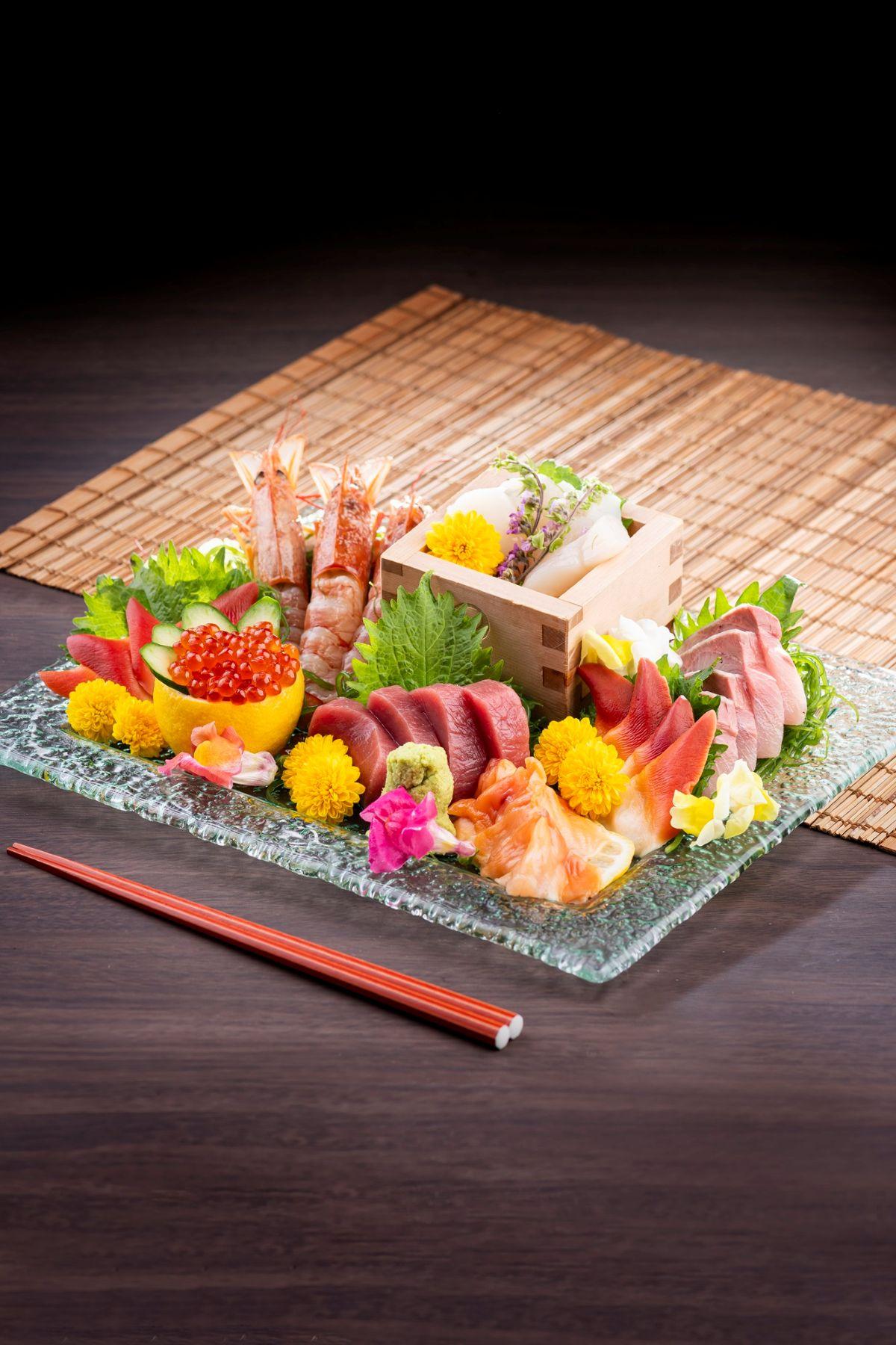 上乘刺身有日本藍鰭赤身、油甘魚、深海池魚、三文魚籽、阿根廷紅蝦、北海道帶子、北寄貝、赤貝、吞拿魚及拖羅蓉。