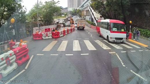 油塘發生校巴撞倒學生意外。(fb「車cam L(香港群組)」截圖)