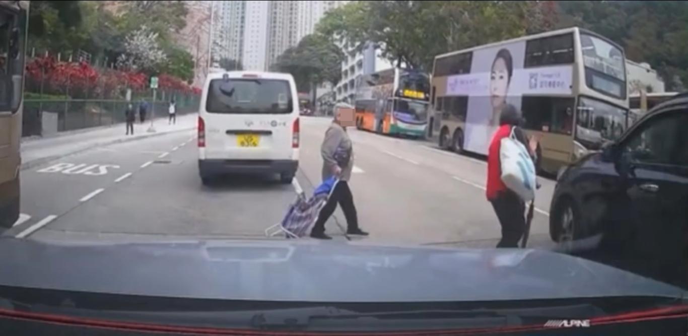 斧山道兩長者連環捐車罅險被撞。(fb「車cam L(香港群組)」截圖)