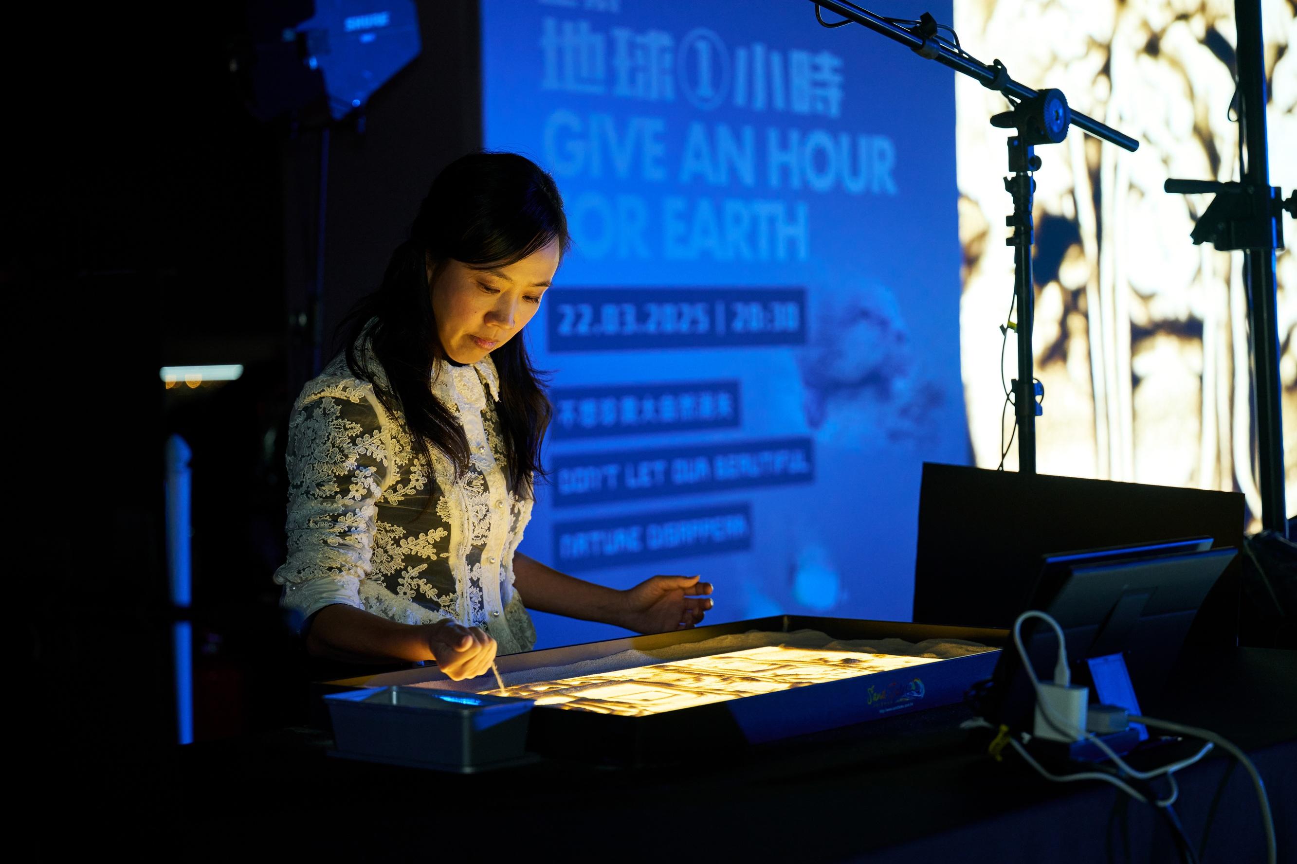 大會更安排了沙畫藝術家胡藹,即席以沙作畫,畫出四種珍稀物種,提醒大家環保的重要性。