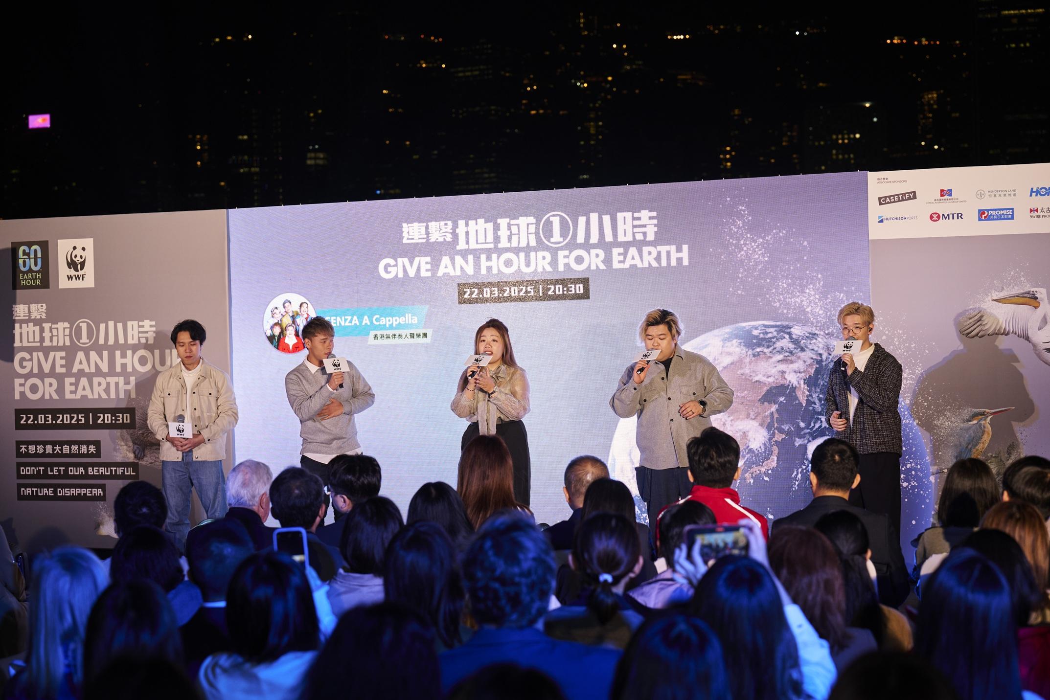 無伴奏人聲樂團「SENZA」在熄燈後為大家表演。