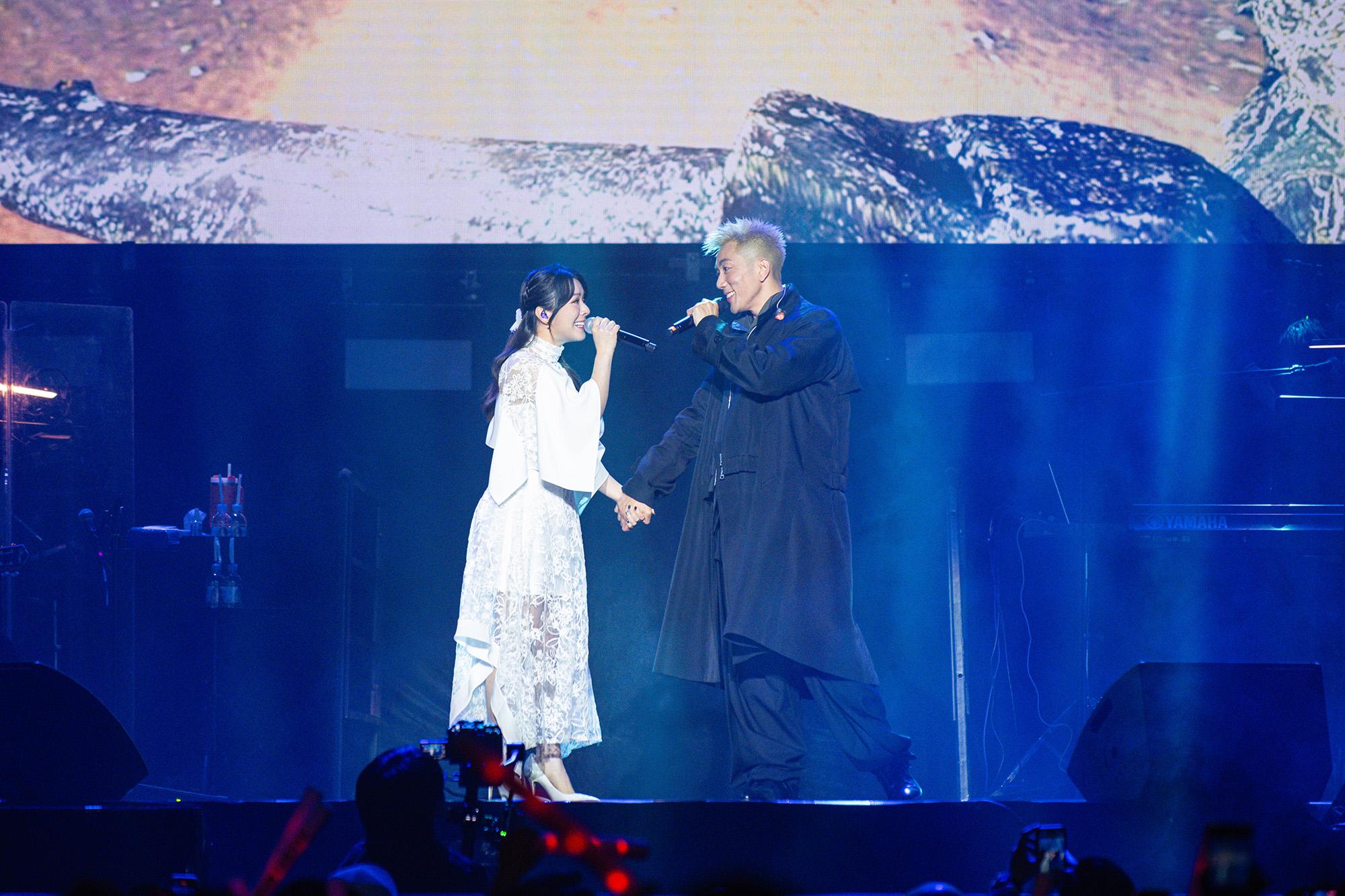 劉浩龍聯同JW王灝兒合唱《滄海遺珠》。