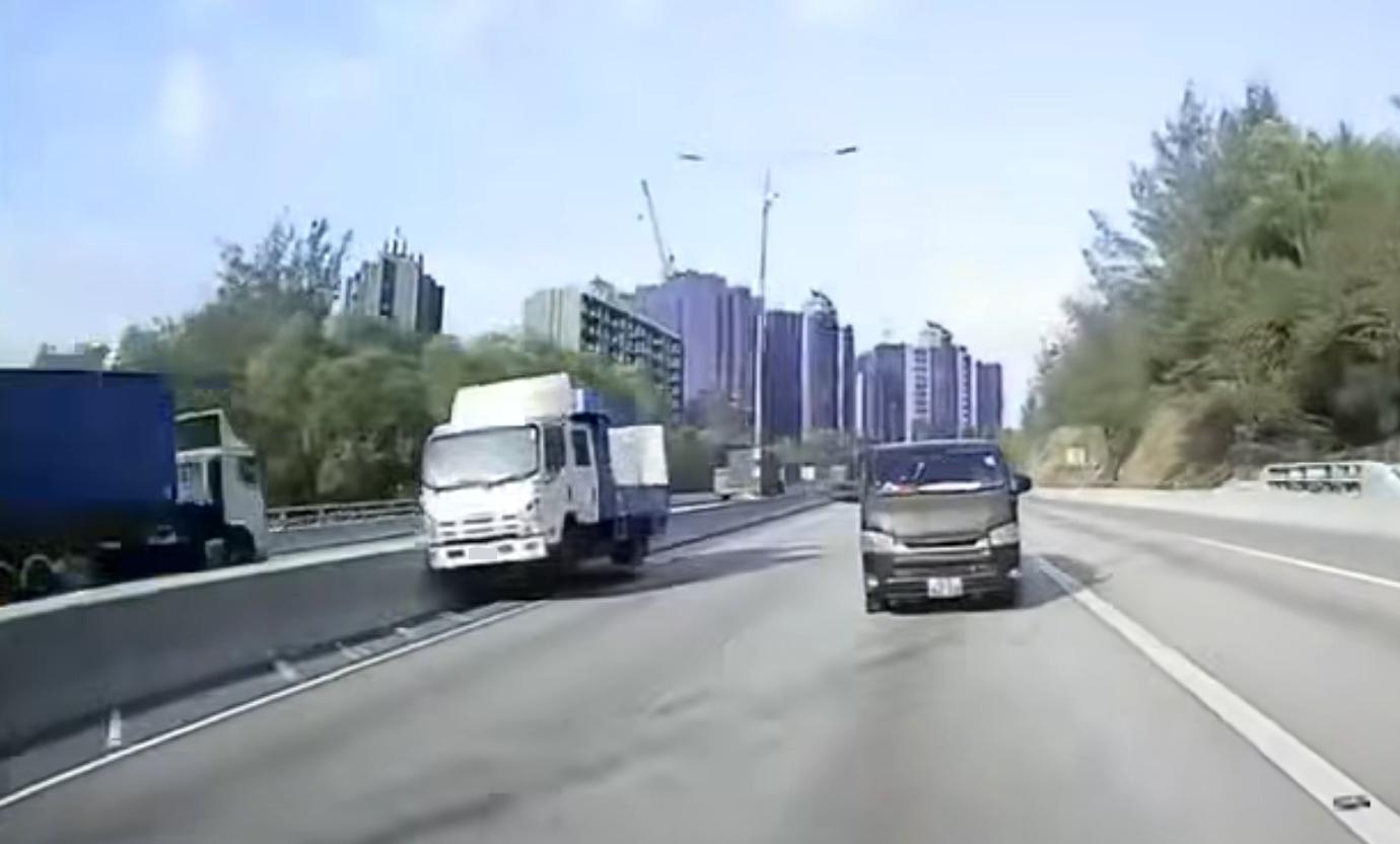 屯門公路發生驚險交通意外。(fb「屯門公路塞車關注組」截圖)