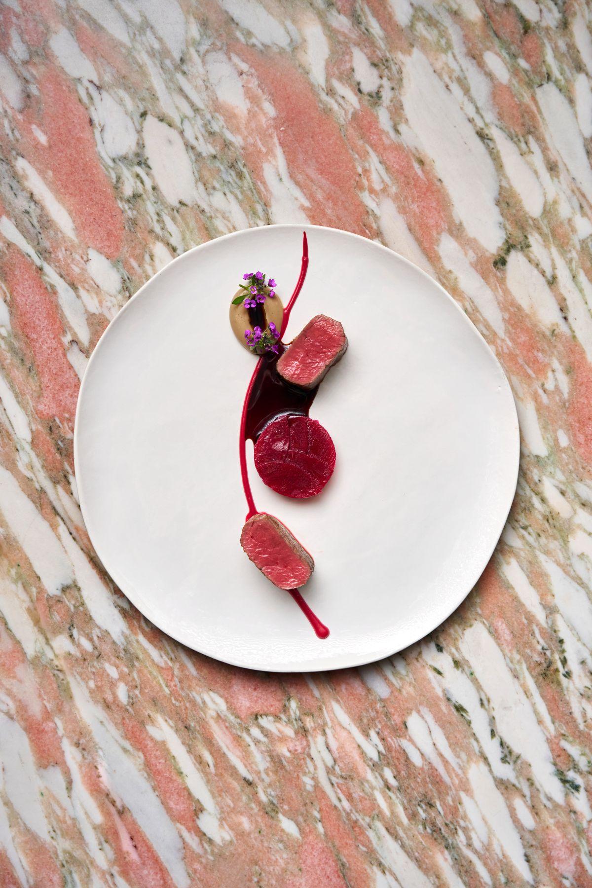 現代意大利餐廳「Estro」主廚Antimo Maria Merone主理精緻嘗味餐單,從家鄉中獲取靈感。