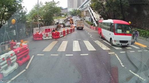 油塘發生校巴撞倒學生意外。(fb「車cam L(香港群組)」截圖)