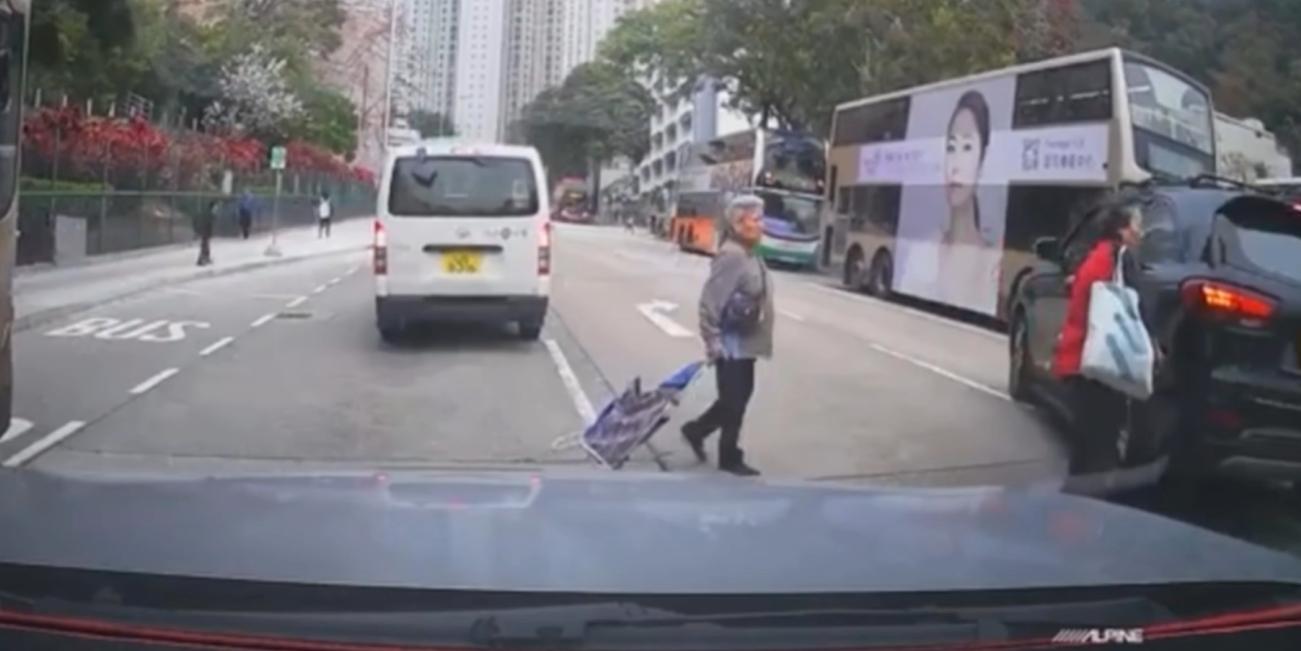 斧山道兩長者連環捐車罅險被撞。(fb「車cam L(香港群組)」截圖)