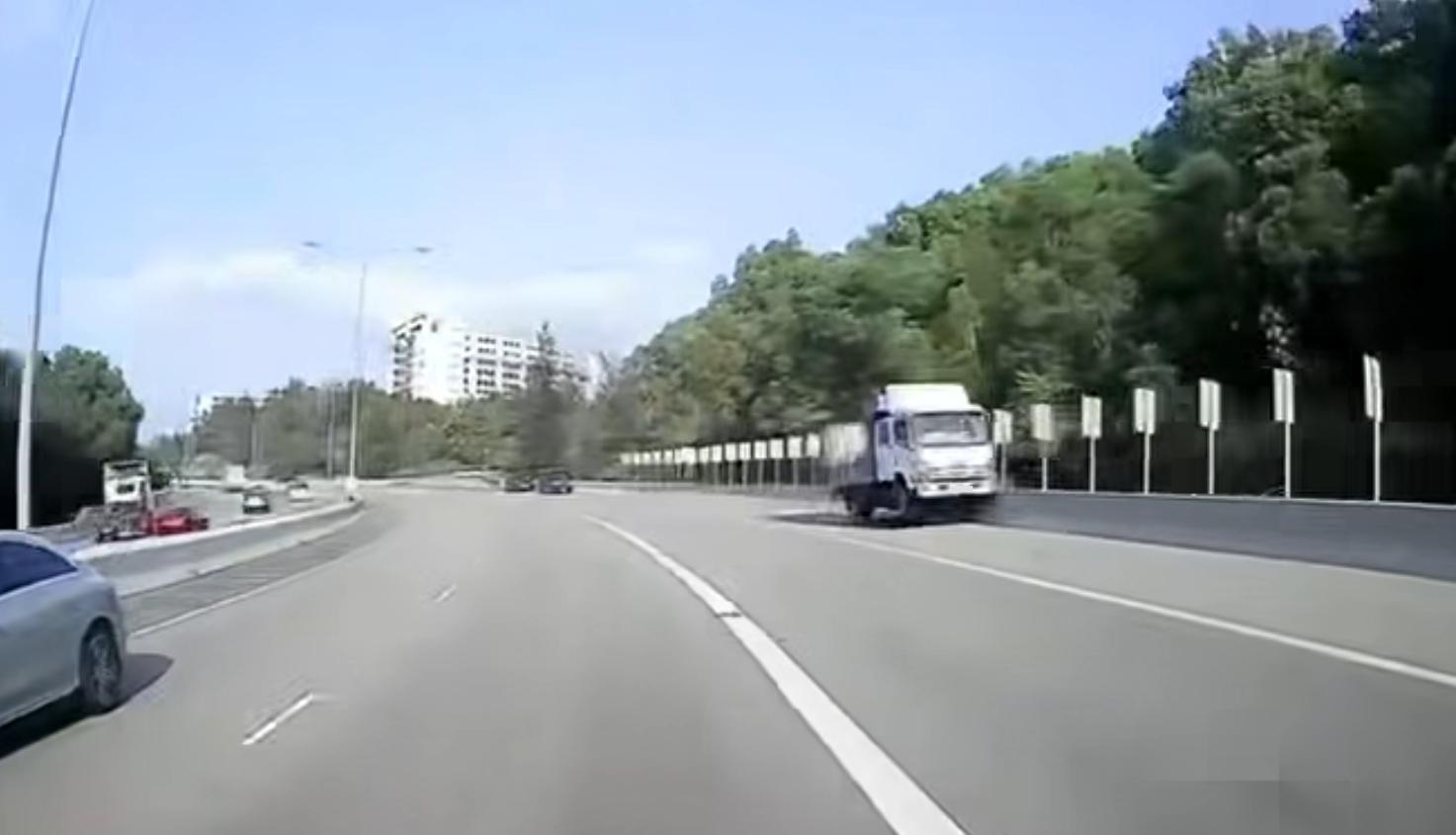 屯門公路發生驚險交通意外。(fb「屯門公路塞車關注組」截圖)