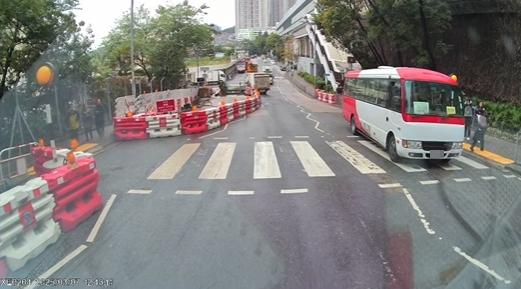 油塘發生校巴撞倒學生意外。(fb「車cam L(香港群組)」截圖)