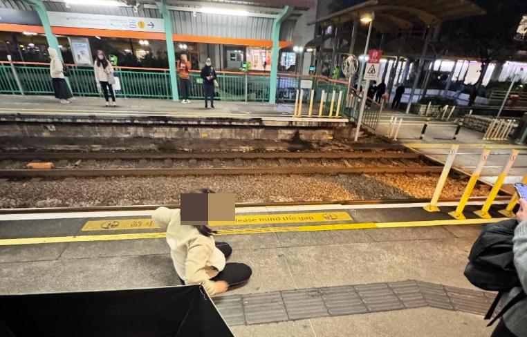 天水圍一名少女疑在輕鐵內吸食太空油。(fb「車cam L(香港群組)」截圖)