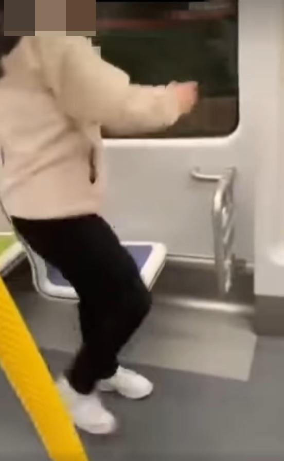 天水圍一名少女疑在輕鐵內吸食太空油。(fb「車cam L(香港群組)」截圖)