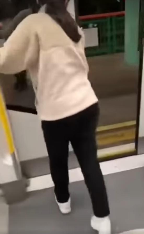 天水圍一名少女疑在輕鐵內吸食太空油。(fb「車cam L(香港群組)」截圖)