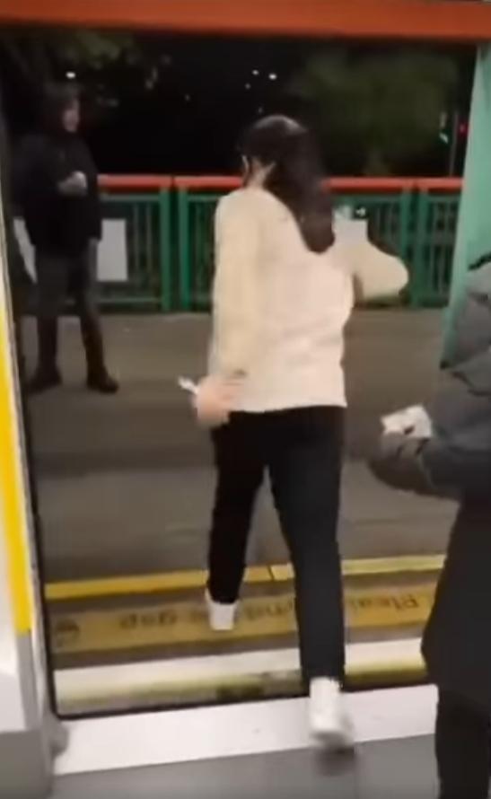 天水圍一名少女疑在輕鐵內吸食太空油。(fb「車cam L(香港群組)」截圖)