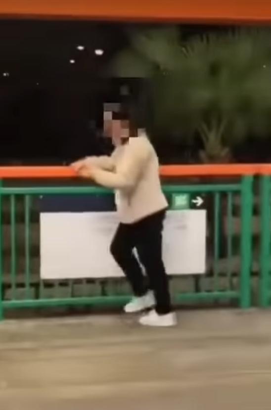 天水圍一名少女疑在輕鐵內吸食太空油。(fb「車cam L(香港群組)」截圖)